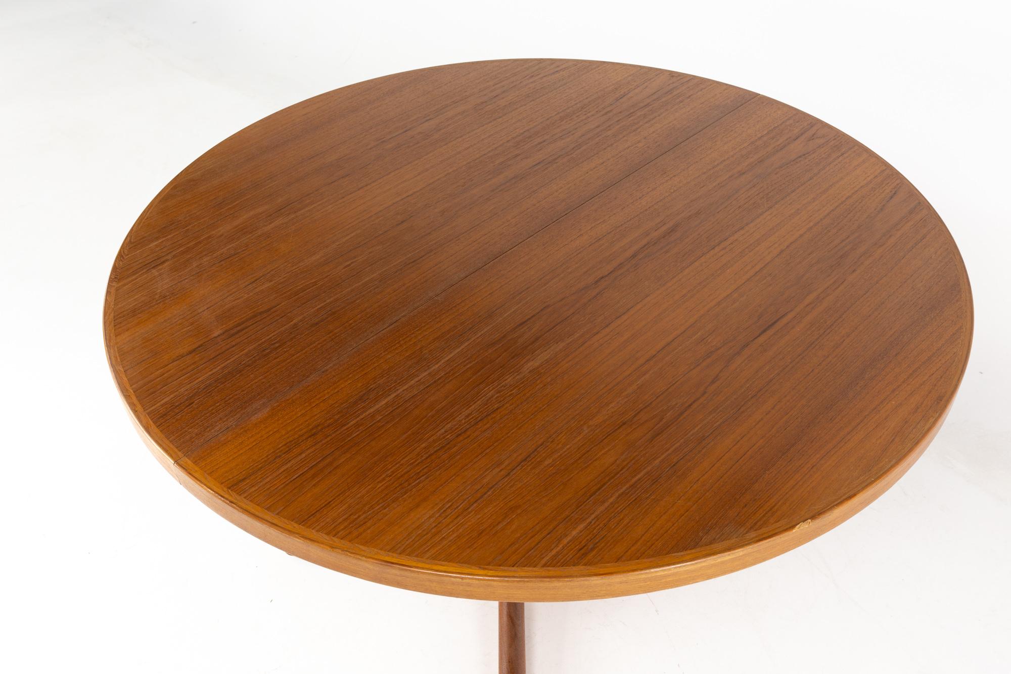 Mid Century Danish Teak Pedestal Base Dining Table with 2 Leaves In Good Condition In Franklin Park, IL