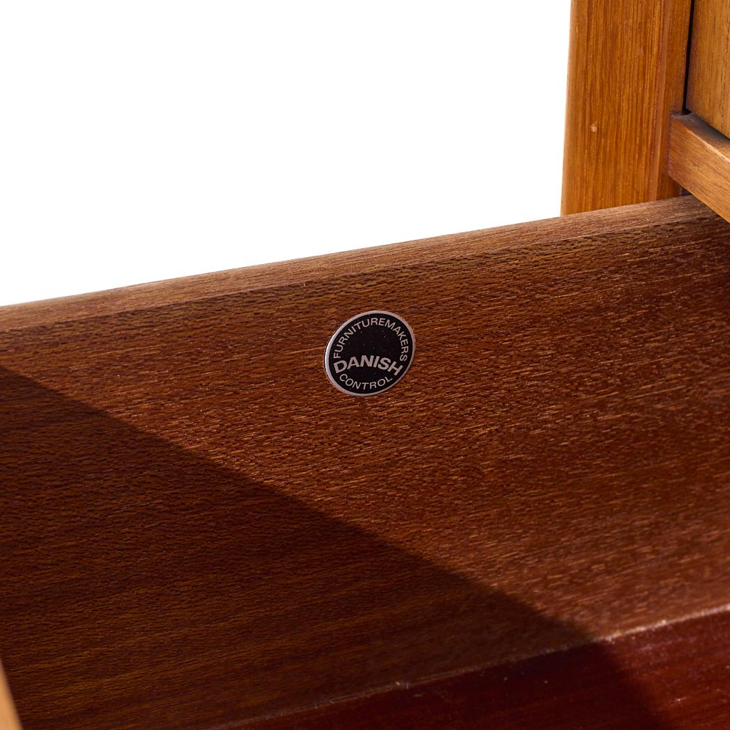 Armoire danese di metà secolo con base a plinto in teak in vendita 3