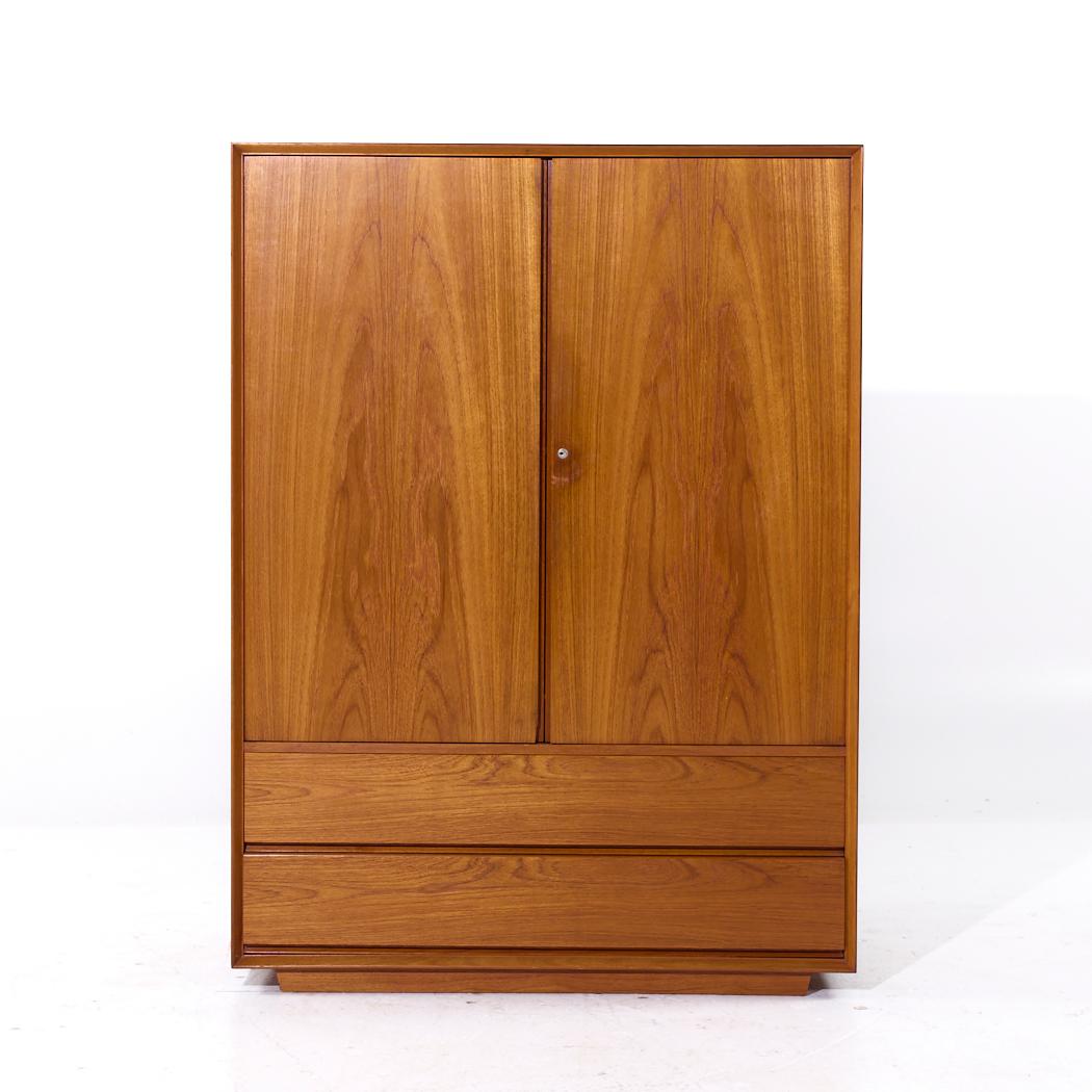 Armoire danese di metà secolo con base a plinto in teak

Questo armadio misura: 41 di larghezza x 19,75 di profondità x 55,75 di altezza

Tutti i mobili possono essere acquistati in quello che noi chiamiamo stato vintage restaurato. Ciò significa