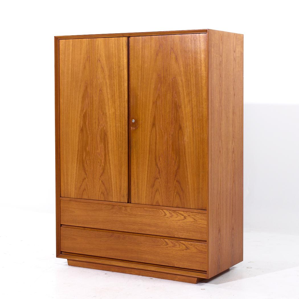 Mid-Century moderno Armoire danese di metà secolo con base a plinto in teak in vendita