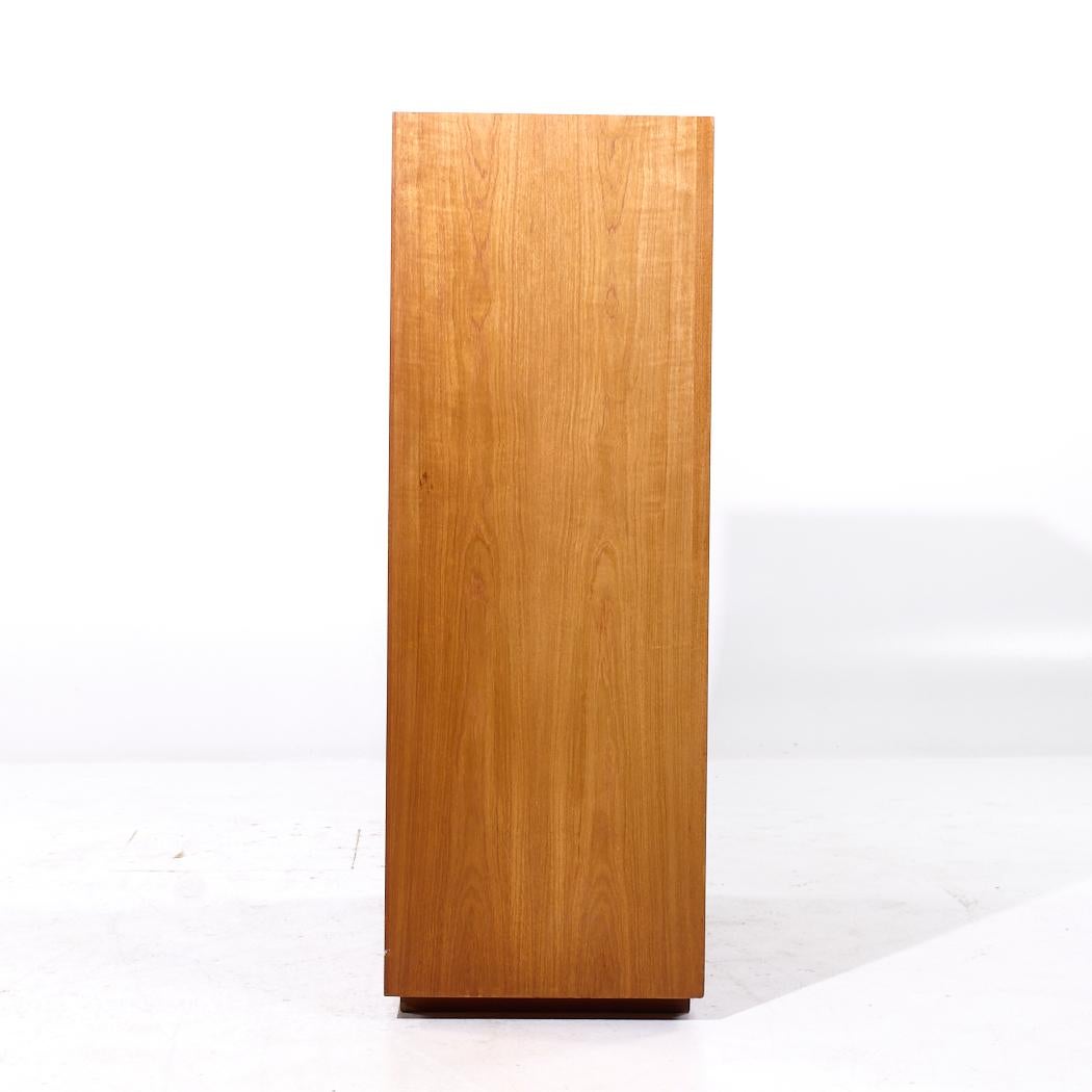 Danese Armoire danese di metà secolo con base a plinto in teak in vendita