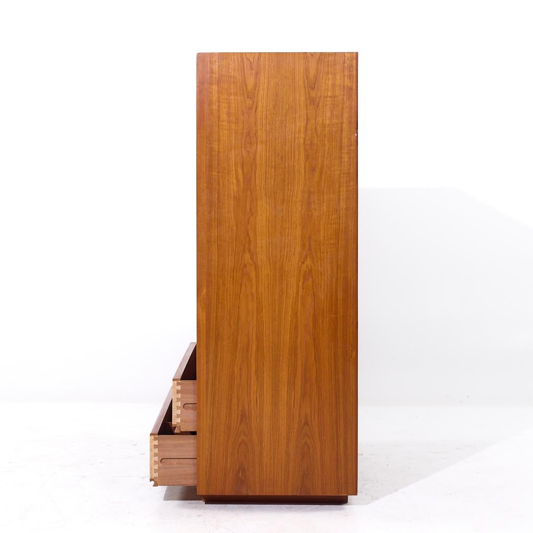 Armoire danese di metà secolo con base a plinto in teak In condizioni buone in vendita a Countryside, IL
