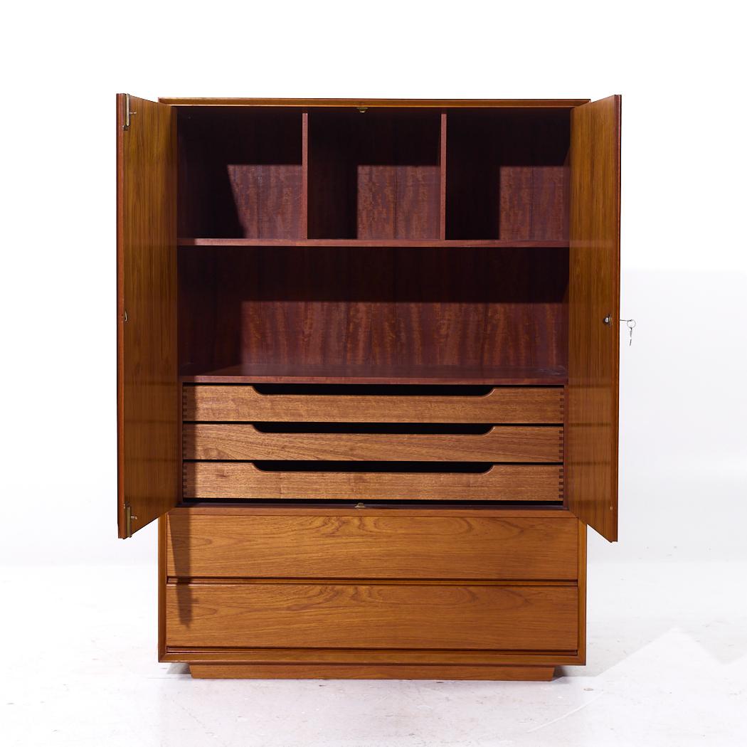 Fine XX secolo Armoire danese di metà secolo con base a plinto in teak in vendita