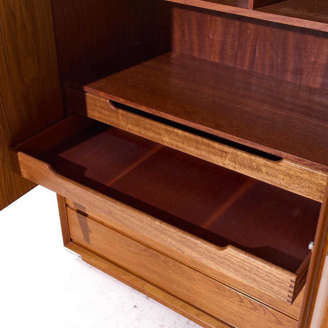 Armoire danese di metà secolo con base a plinto in teak in vendita 1