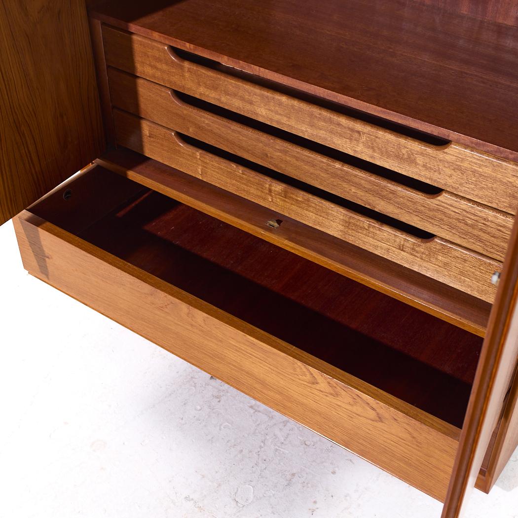 Armoire danese di metà secolo con base a plinto in teak in vendita 2
