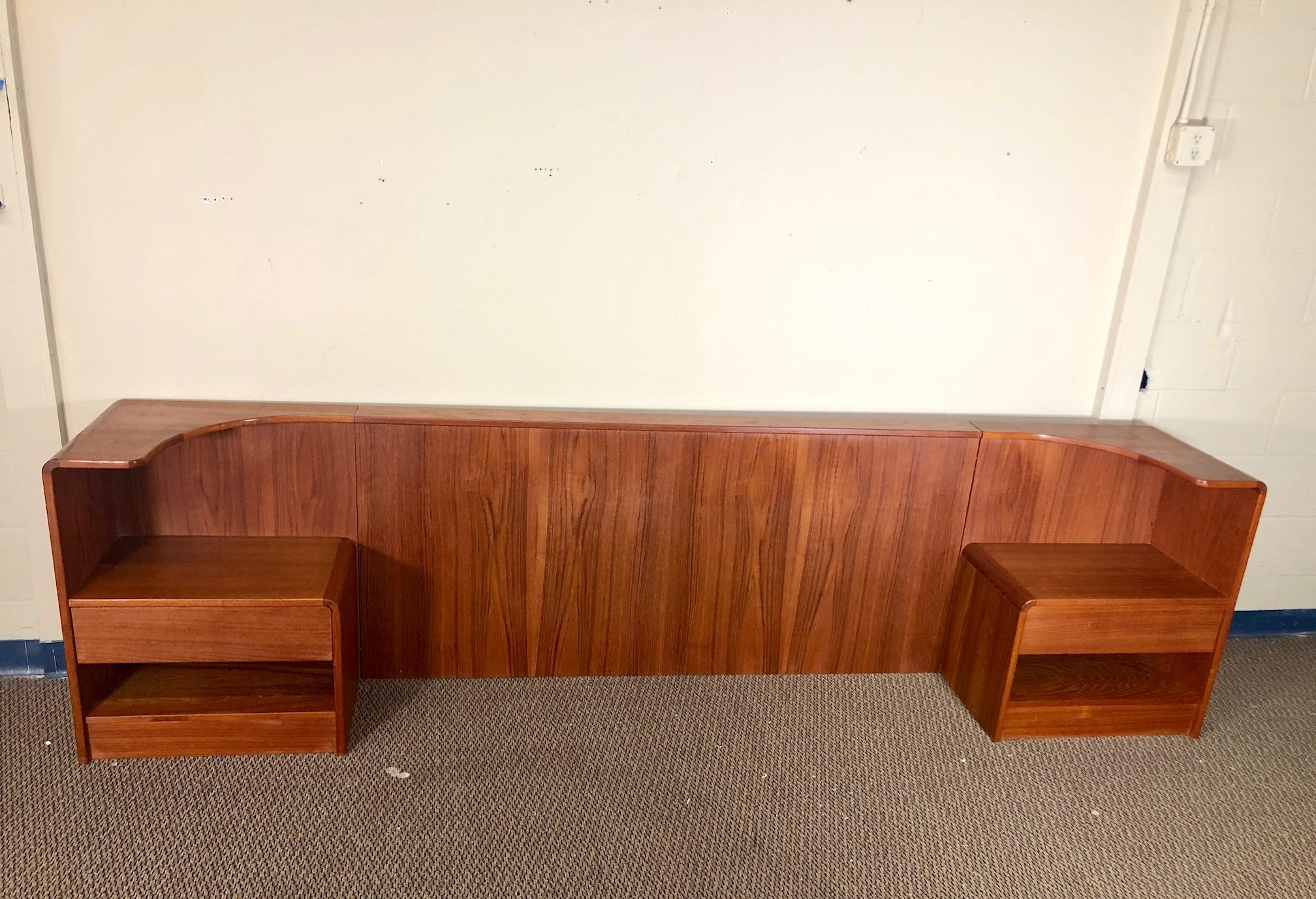 This is an amazing Danish teak headboard. Made in Denmark. Stamped at the back. Fits standard queen size mattress.
Teak veneer on particle board.
Excellent condition. Some minor scratches and some chipping at the rear bottom corner on the right