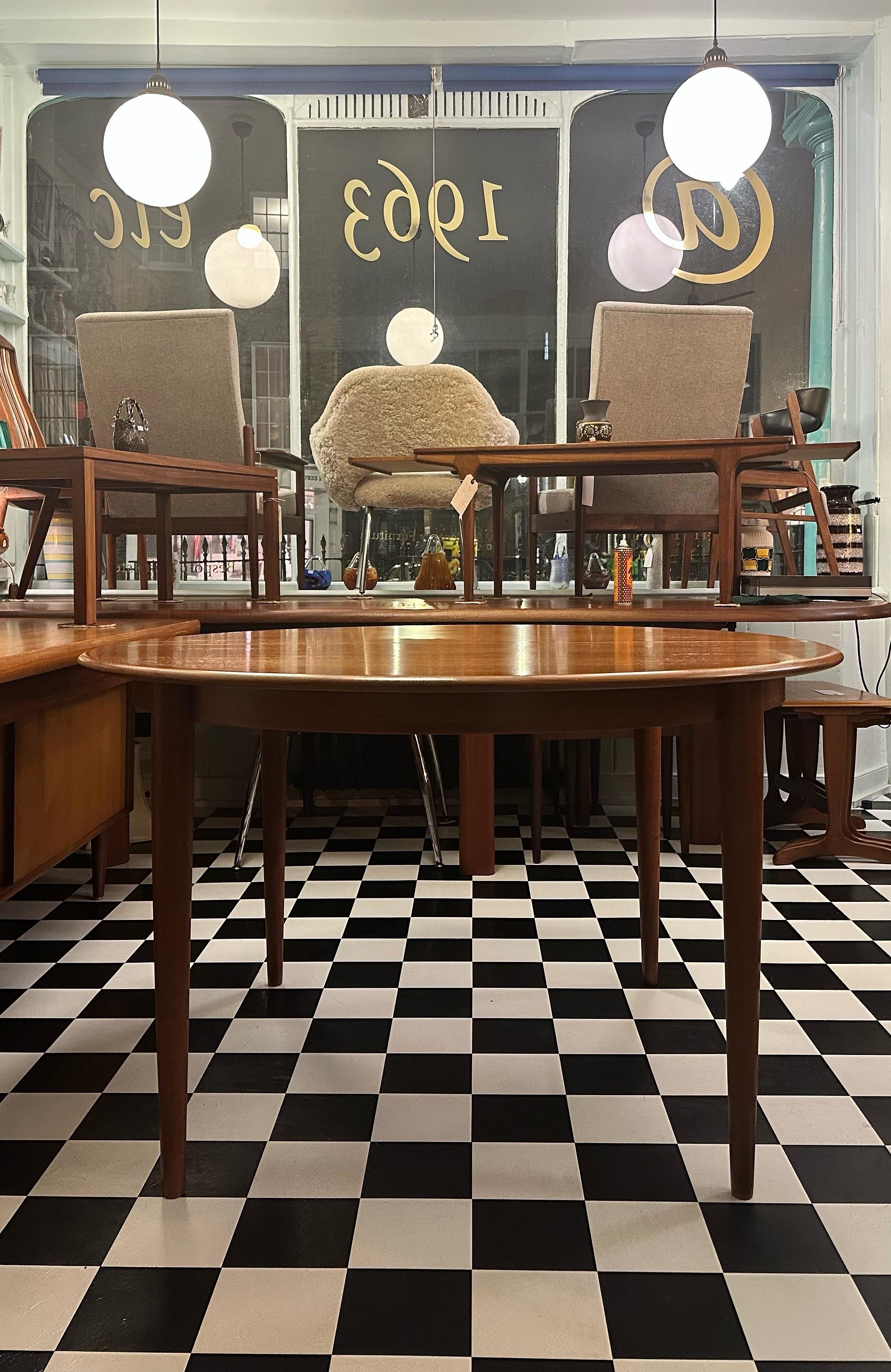 Mid Century Danish Teak Round Dining Extending Table by Skovmand & Andersen  For Sale 5