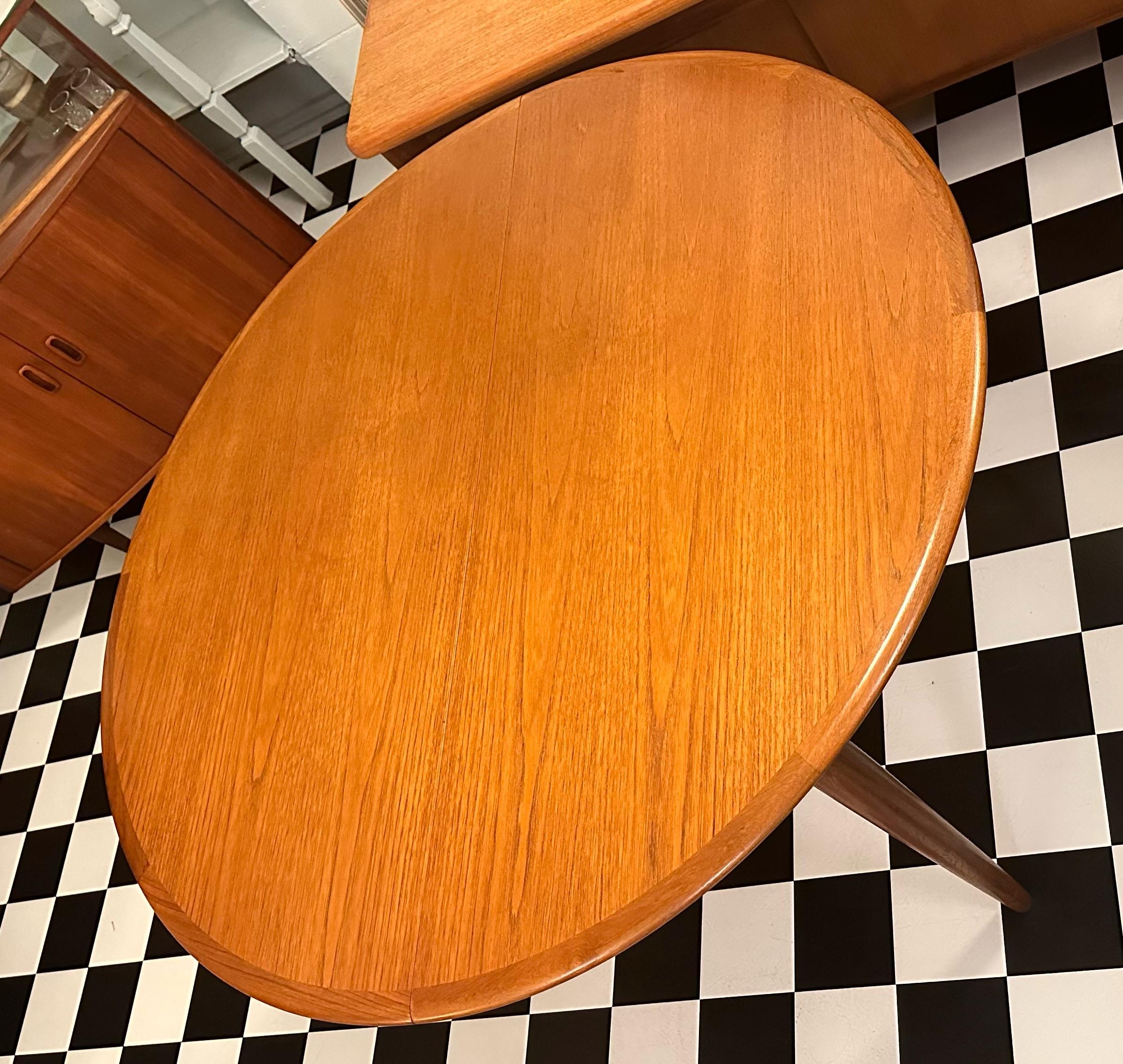 Mid-Century Modern Table d'extension de salle à manger ronde danoise du milieu du siècle dernier par Skovmand & Andersen  en vente