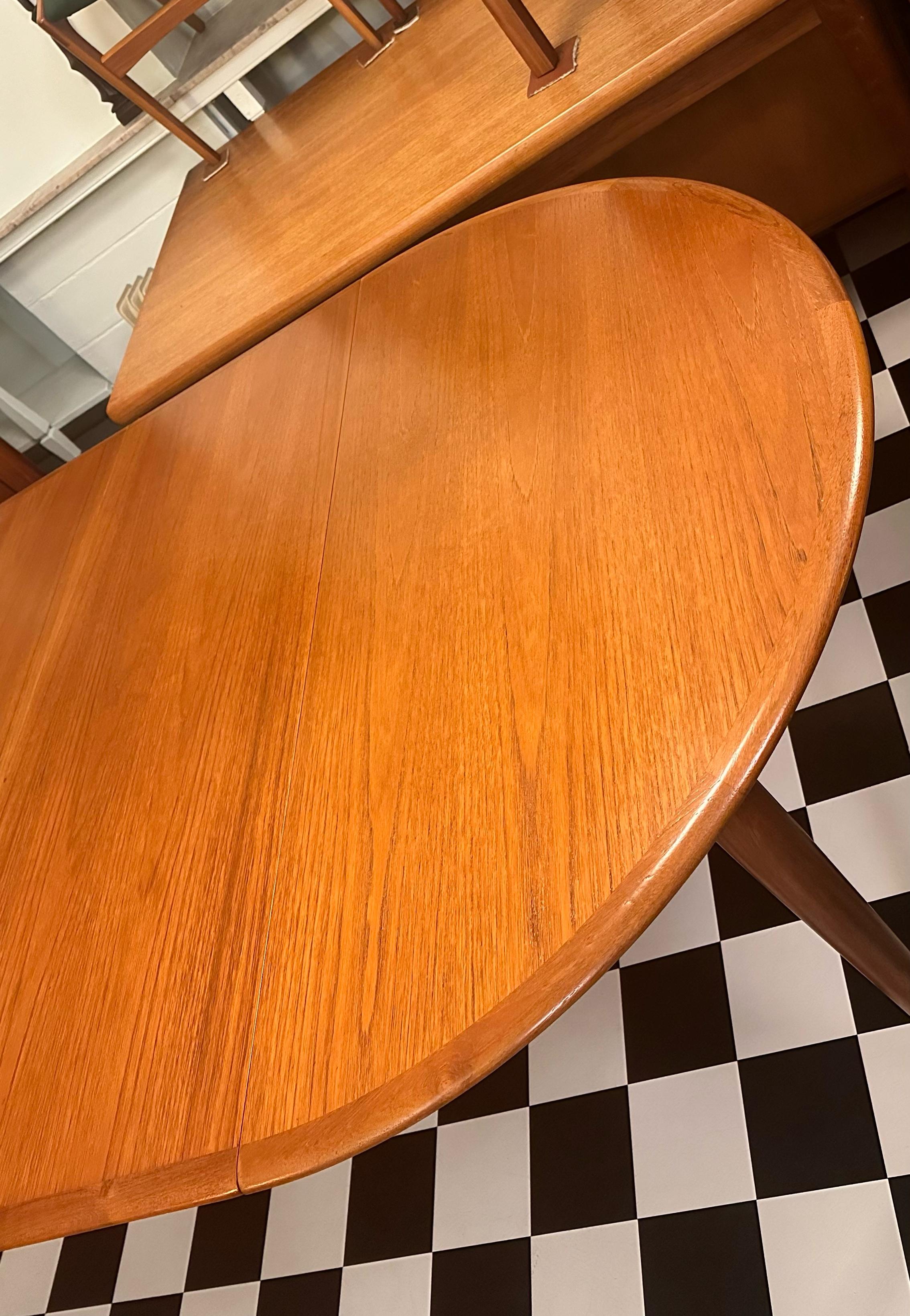 20ième siècle Table d'extension de salle à manger ronde danoise du milieu du siècle dernier par Skovmand & Andersen  en vente
