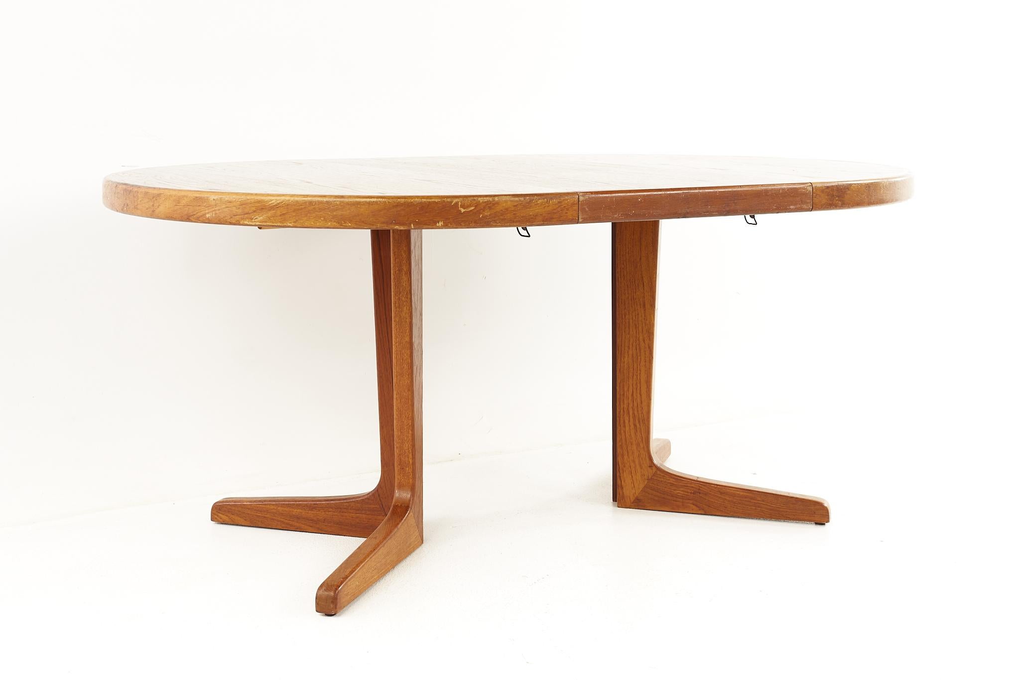 Mid Century Danish Teak Round Oval Expanding Dining Table In Good Condition In Countryside, IL
