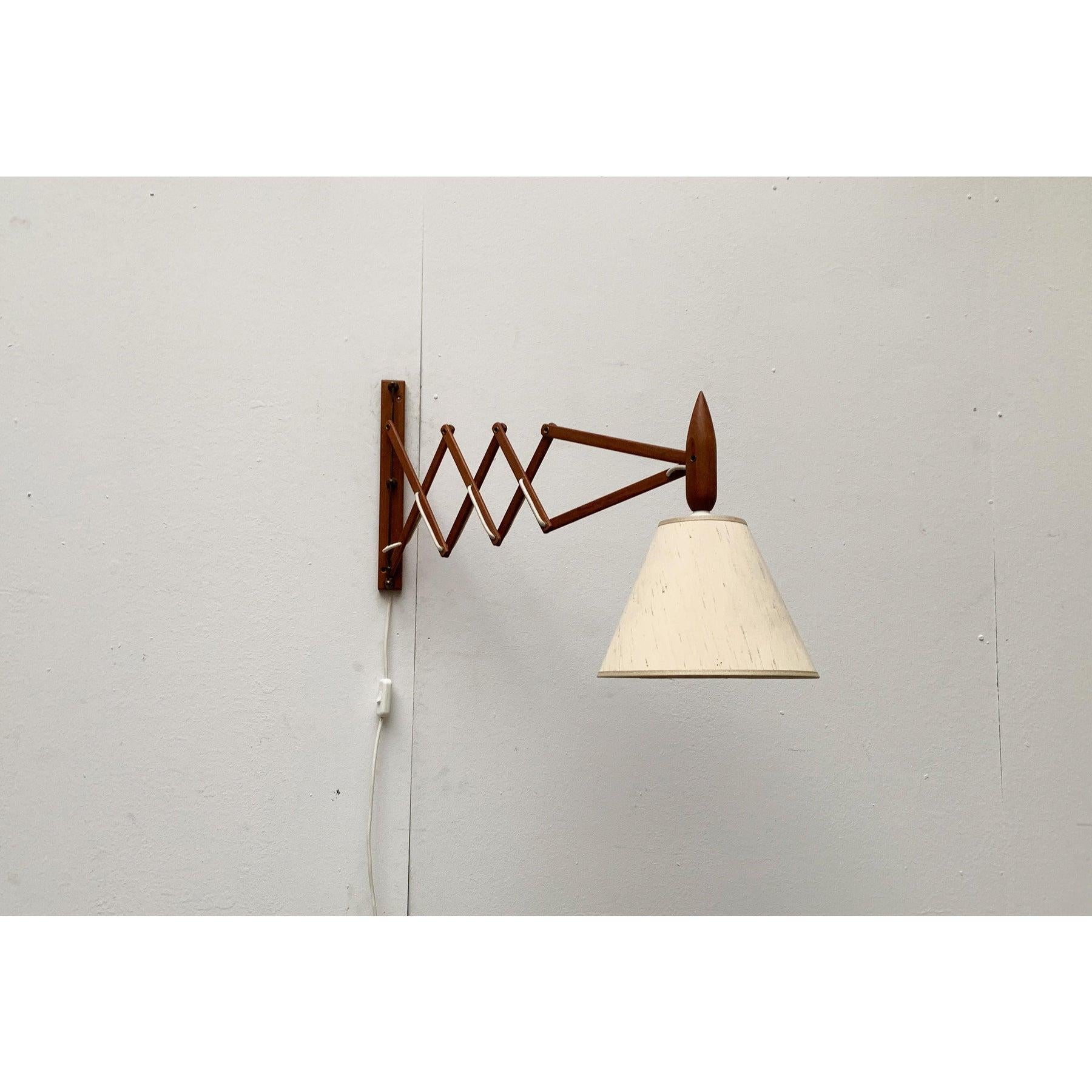 Lampada da parete a forbice in teak danese del metà secolo di Le Klint in vendita 3