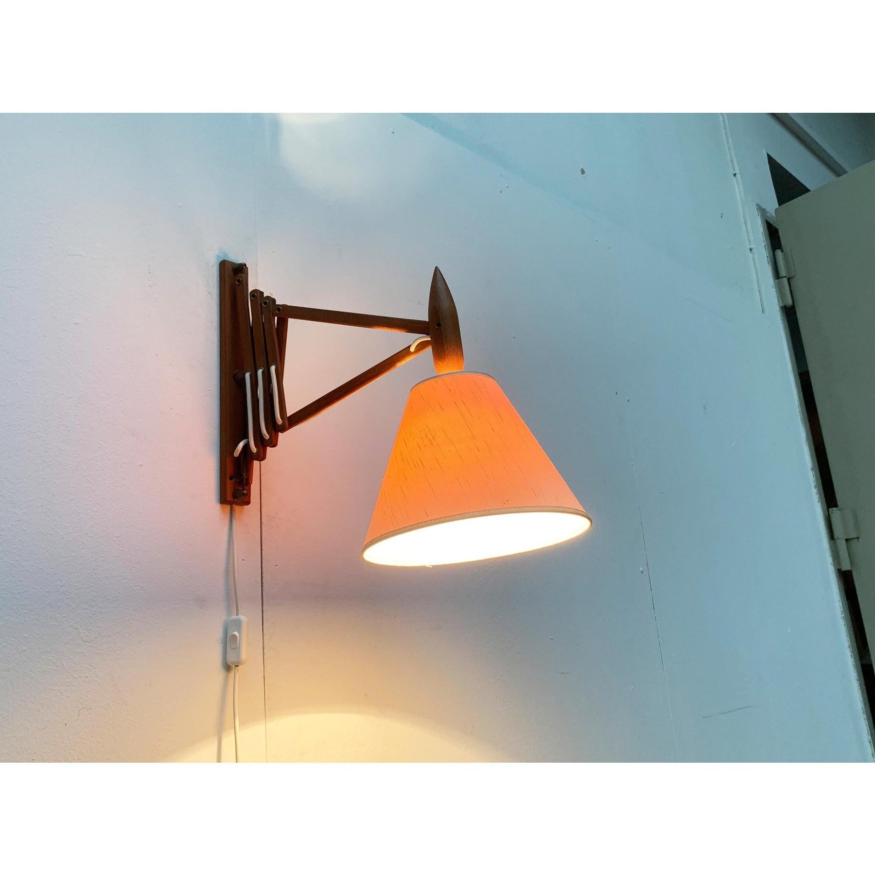 Lampada da parete a forbice in teak danese del metà secolo di Le Klint in vendita 4