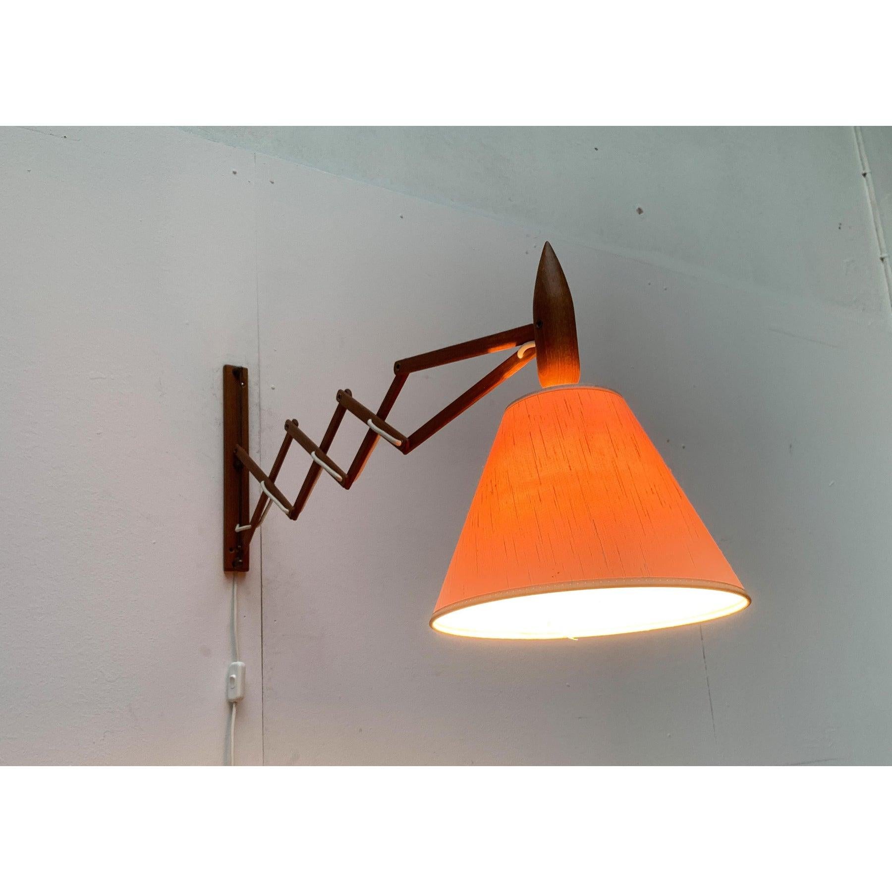 Lampada da parete a forbice in teak danese del metà secolo di Le Klint in vendita 5