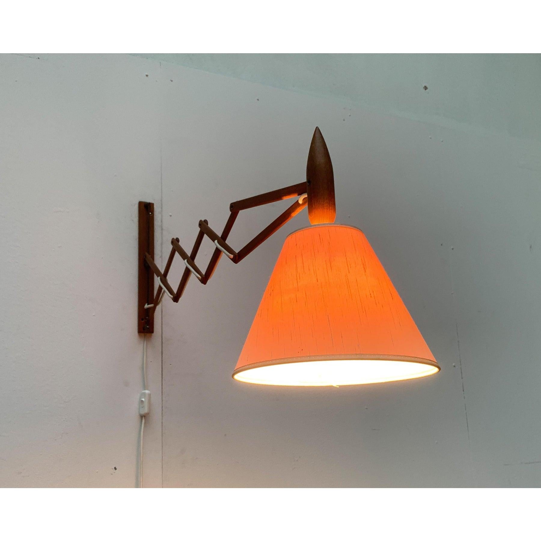 Danese Lampada da parete a forbice in teak danese del metà secolo di Le Klint in vendita