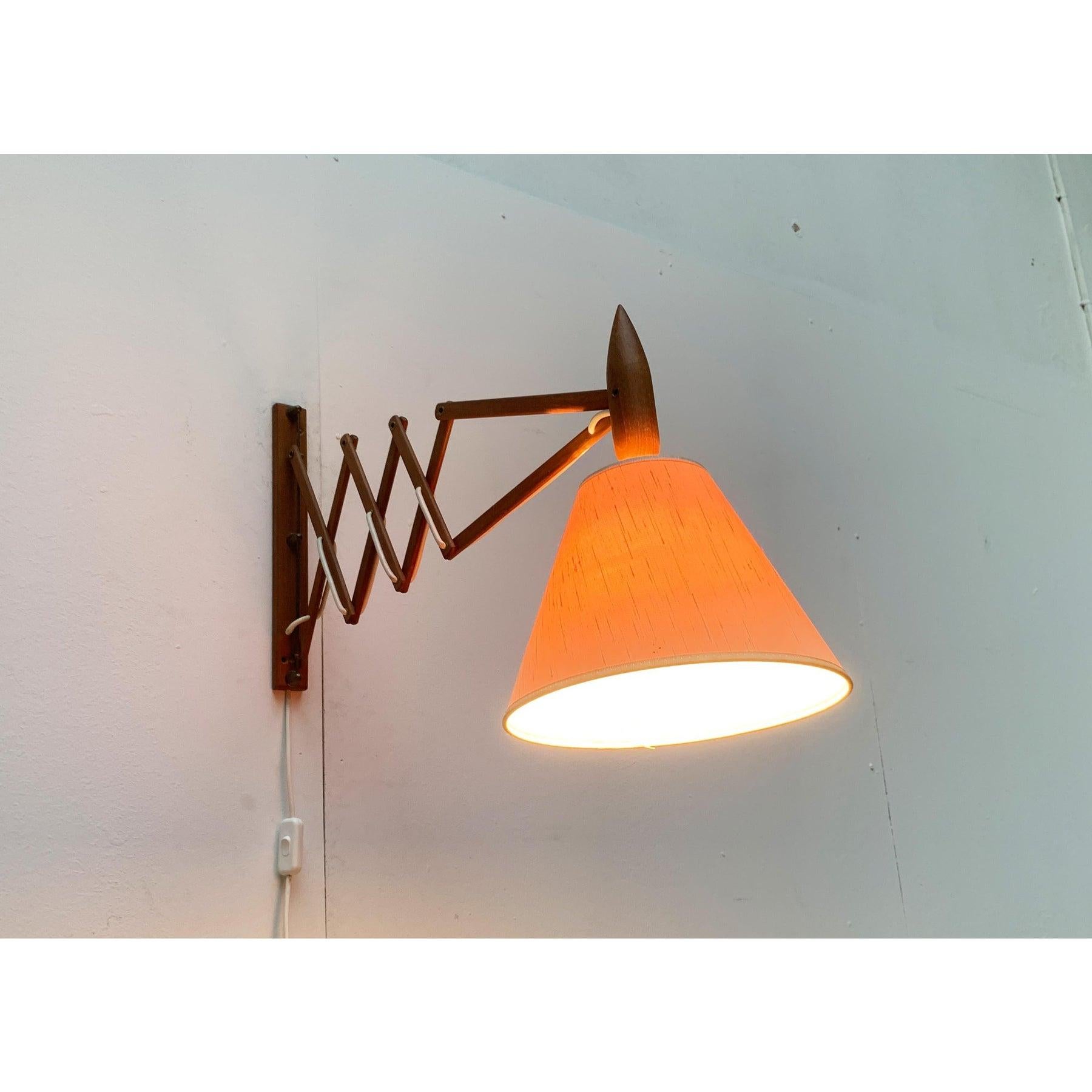 Lampada da parete a forbice in teak danese del metà secolo di Le Klint In condizioni buone in vendita a Hamburg, DE
