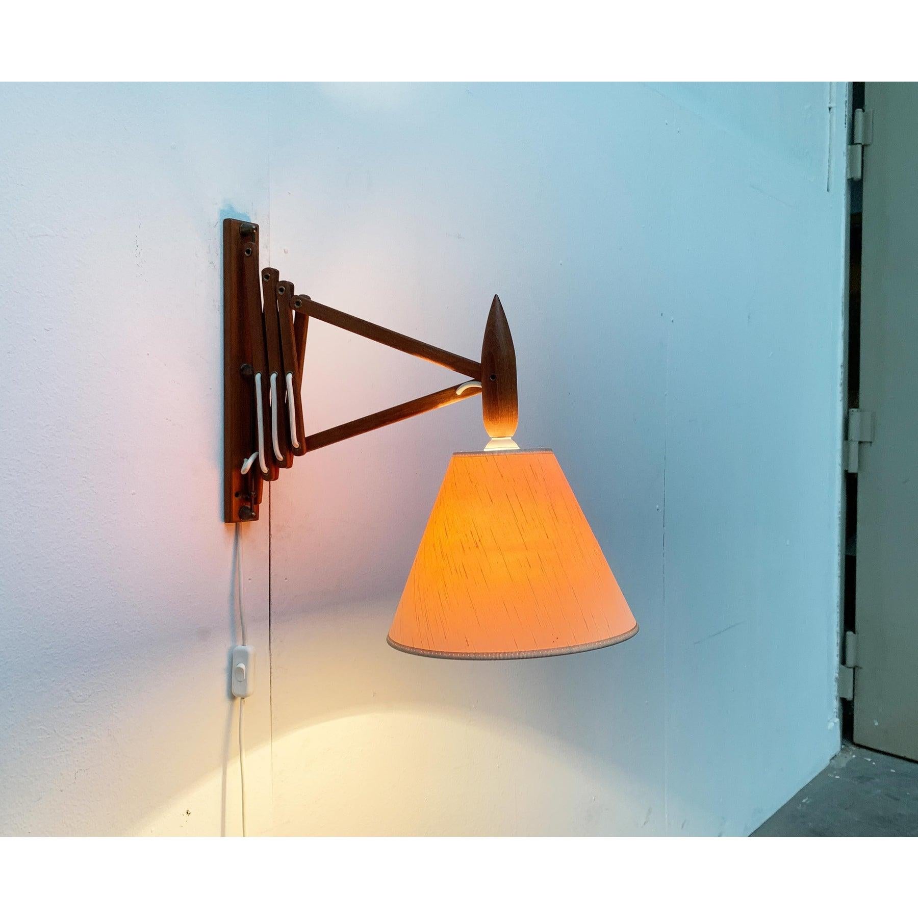 XX secolo Lampada da parete a forbice in teak danese del metà secolo di Le Klint in vendita