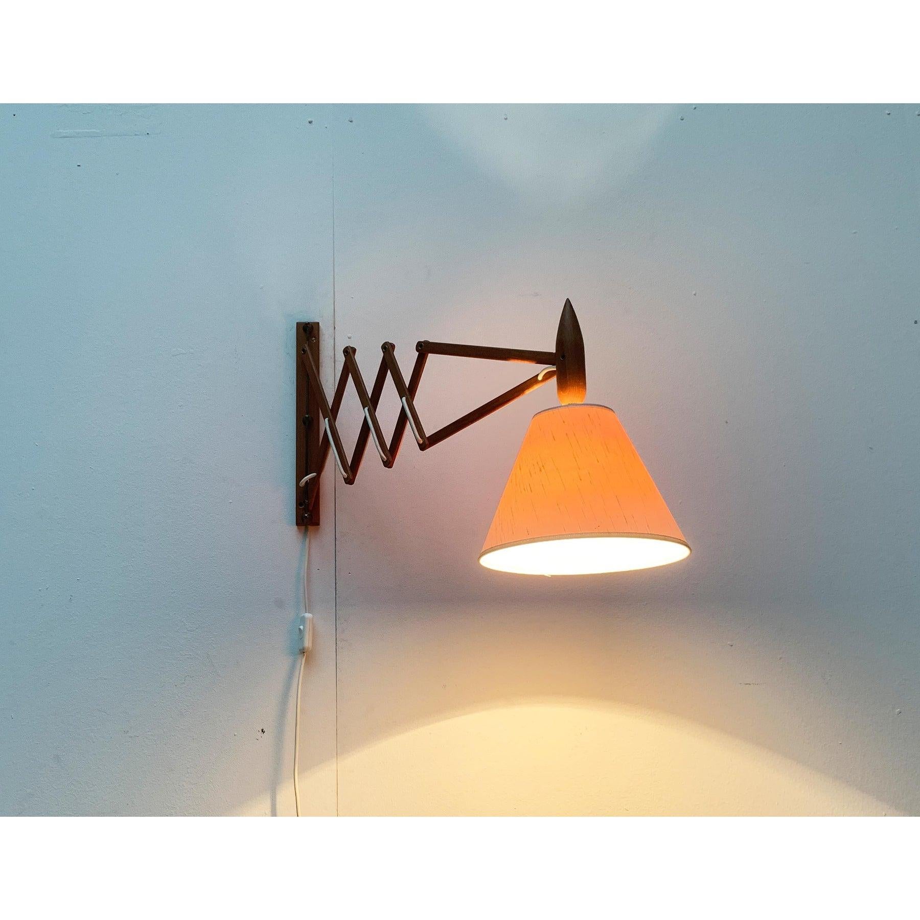 Lampada da parete a forbice in teak danese del metà secolo di Le Klint in vendita 1