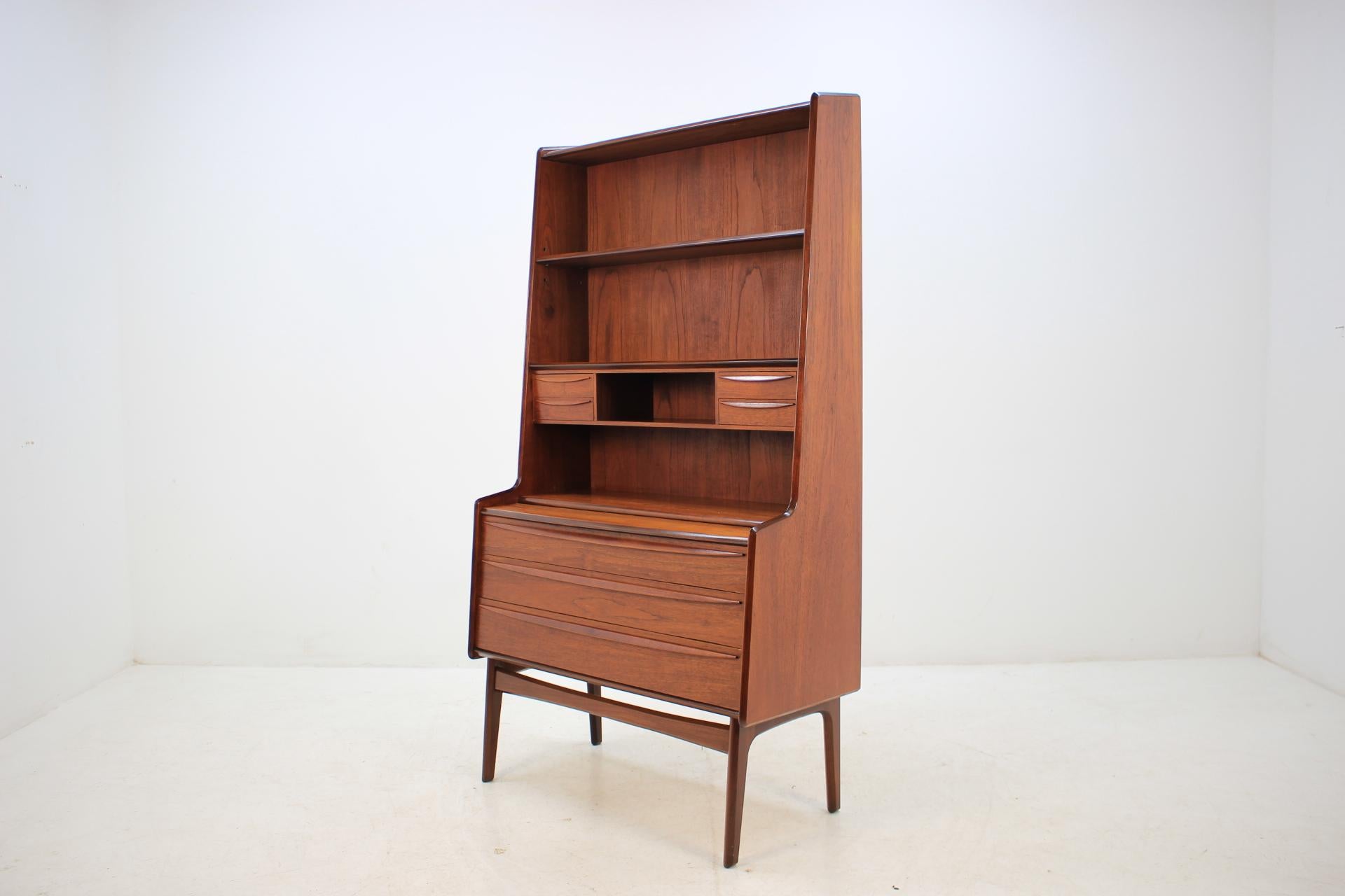 This Danish teak writing cabinet features seven drawers and shelves. The extendable writing area desk can be extended up to 65 cm. This item was carefully refurbished.
