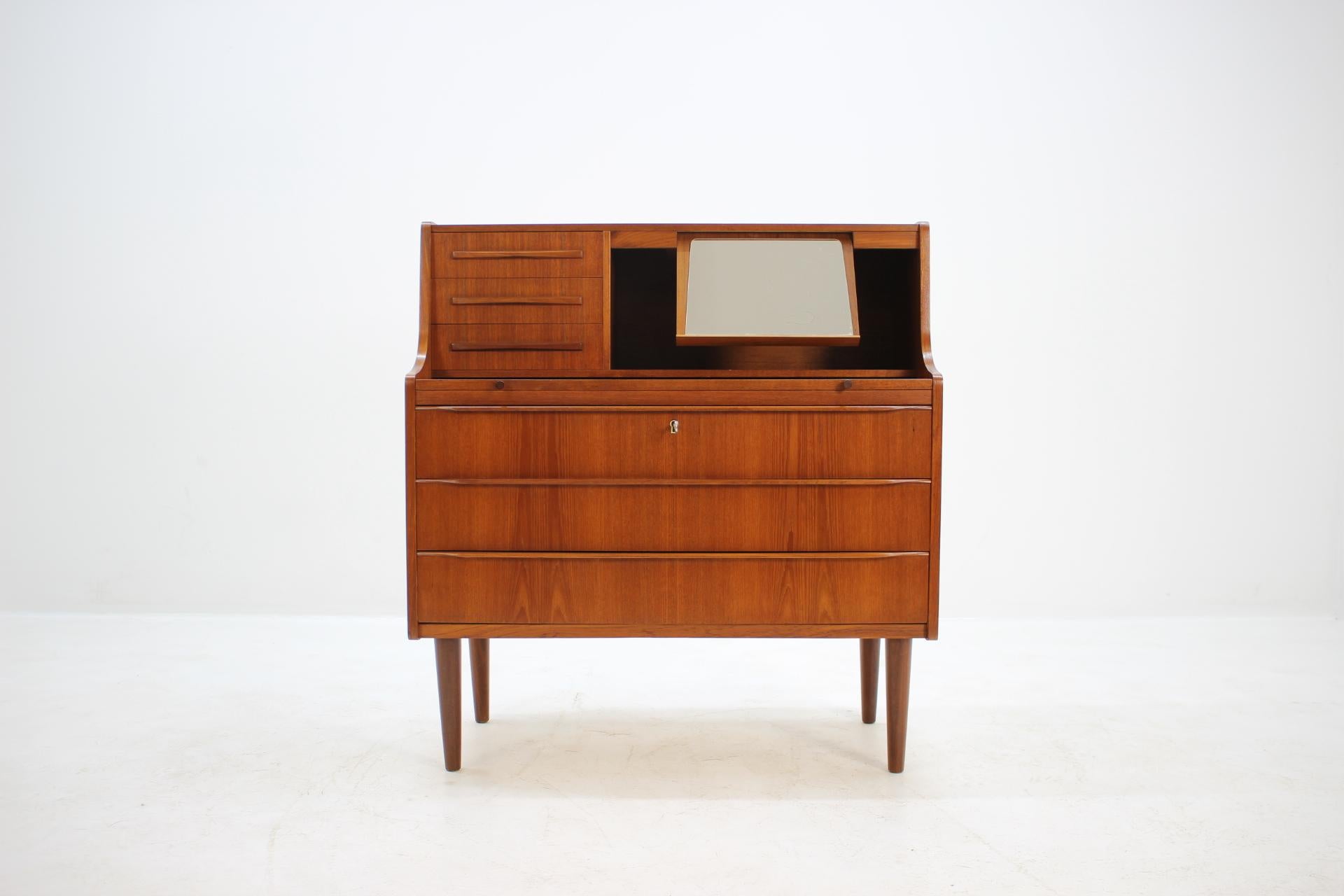 This Danish teak writing cabinet features six drawers and shelves. The extendable writing area desk can be extended up to 64 cm. This item was carefully refurbished.
