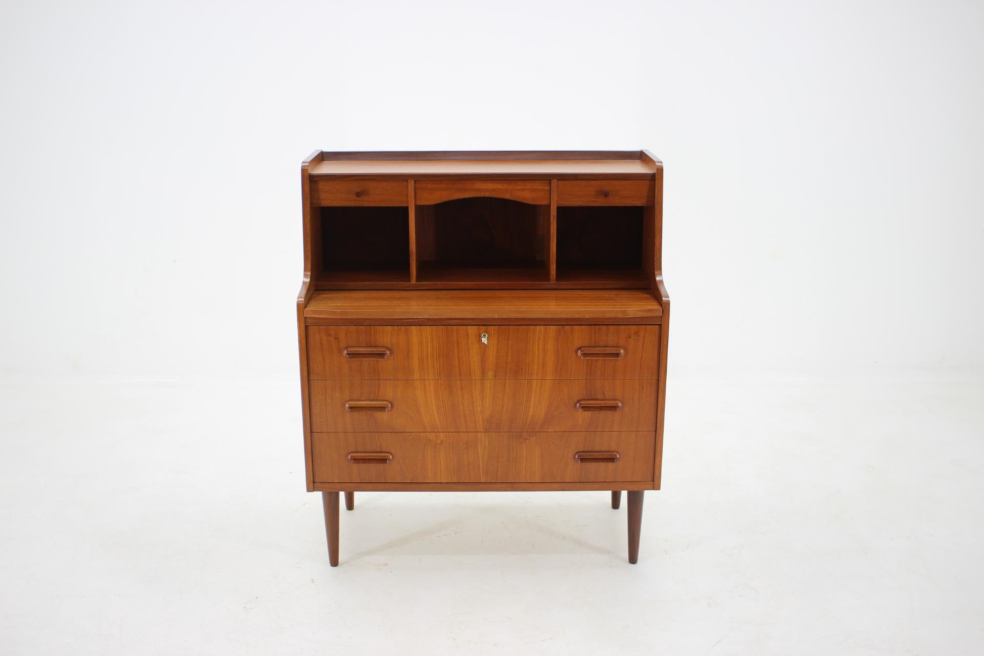 - The extendable writing area desk can be extended up to 59 cm 
- This item was carefully refurbished.