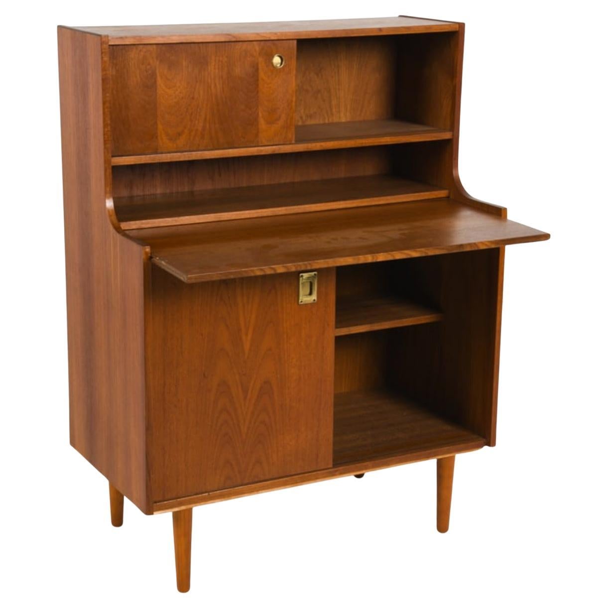 Armadietto segretario danese di metà secolo in teak di Winge Møbler, anni '60 in vendita