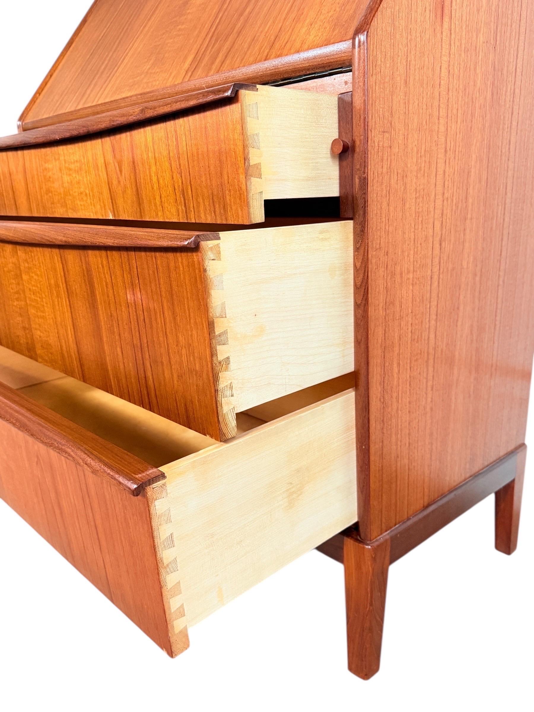 Scrivania danese di metà secolo in teak in vendita 3