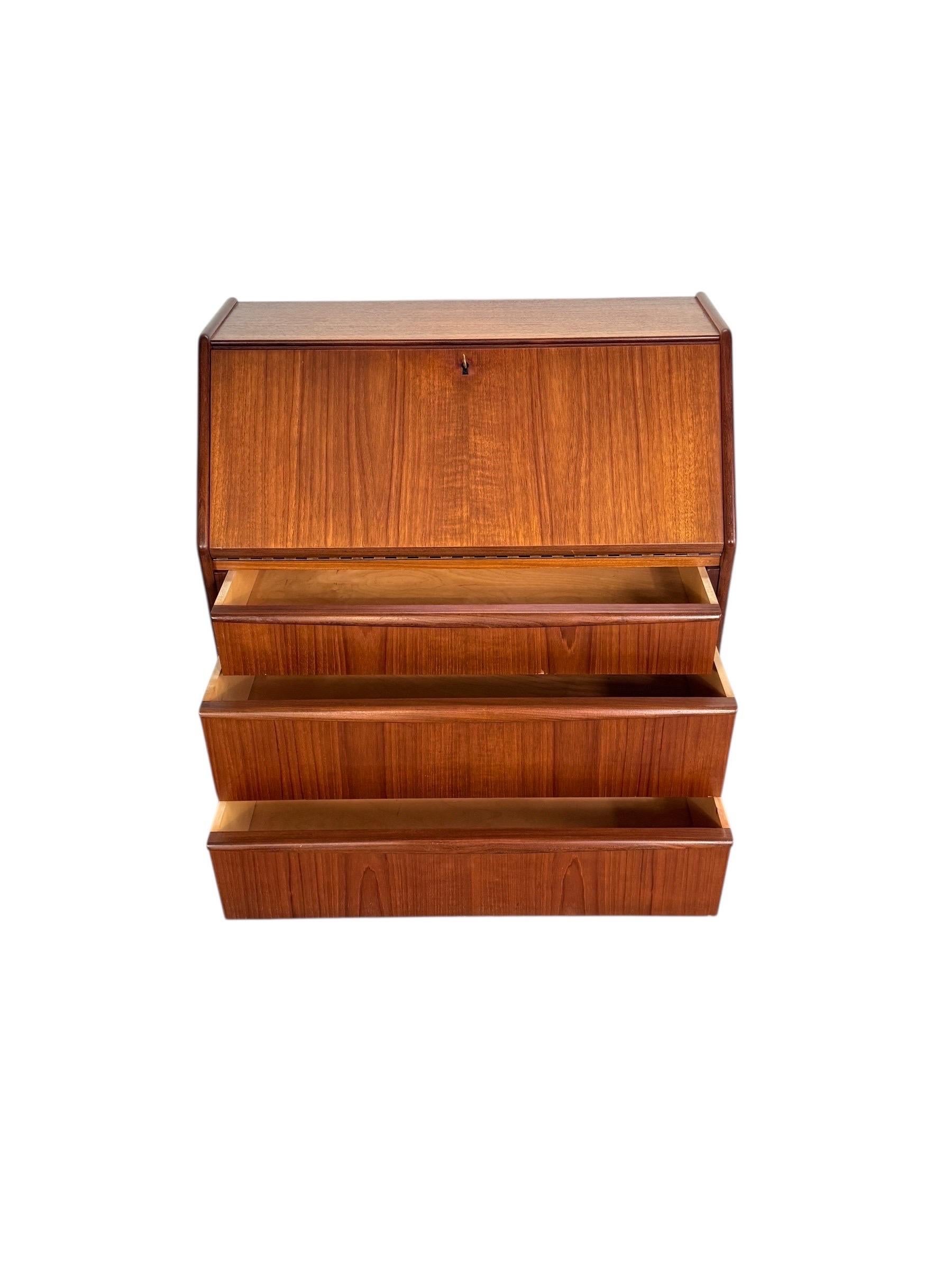 Scrivania danese di metà secolo in teak in vendita 4