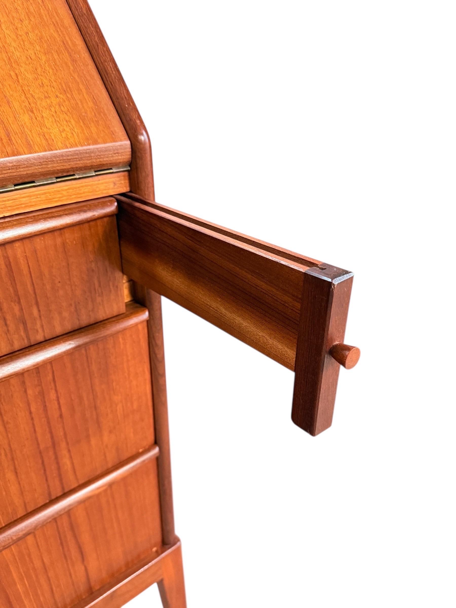 Scrivania danese di metà secolo in teak in vendita 5