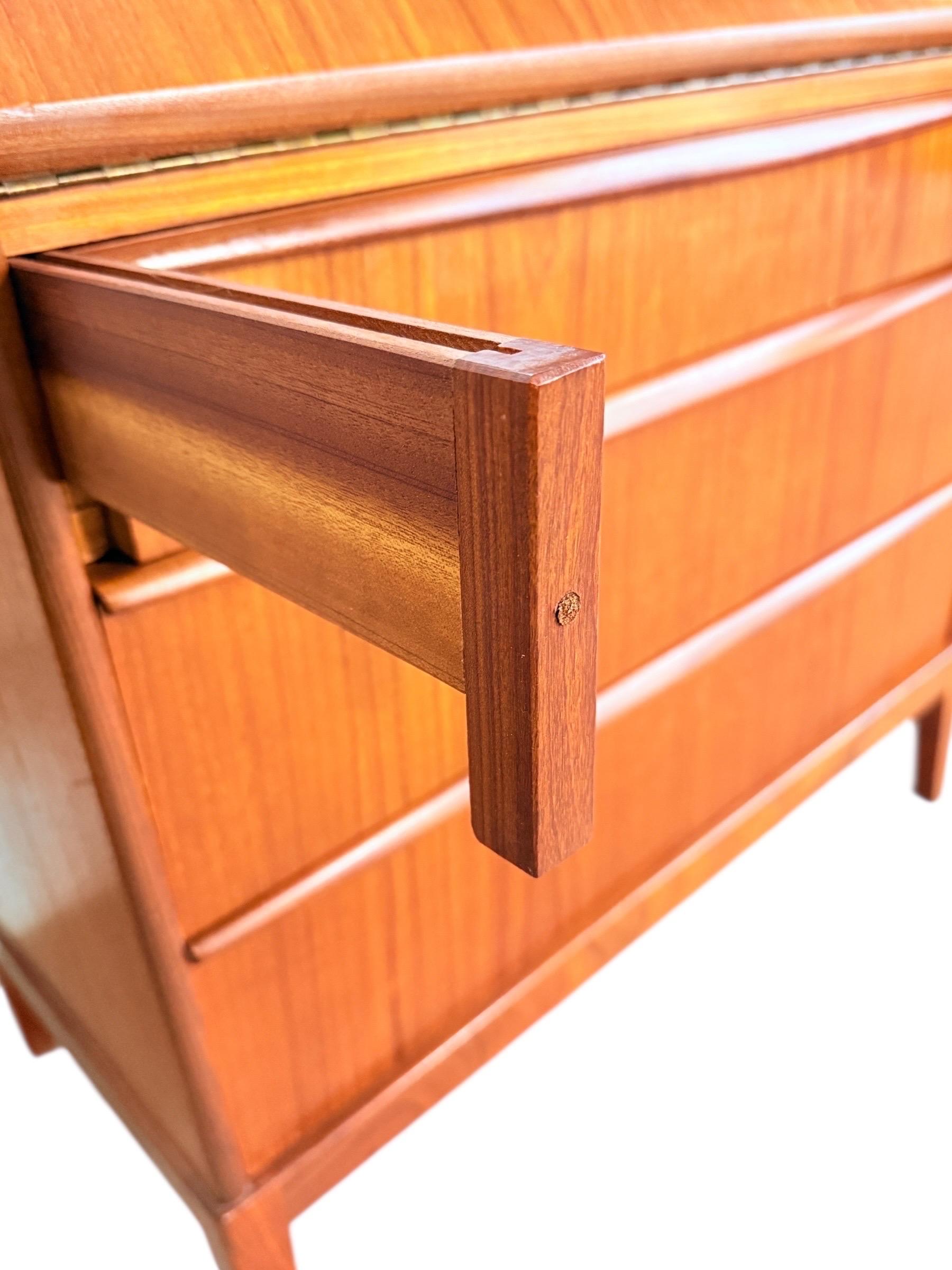 Scrivania danese di metà secolo in teak in vendita 6