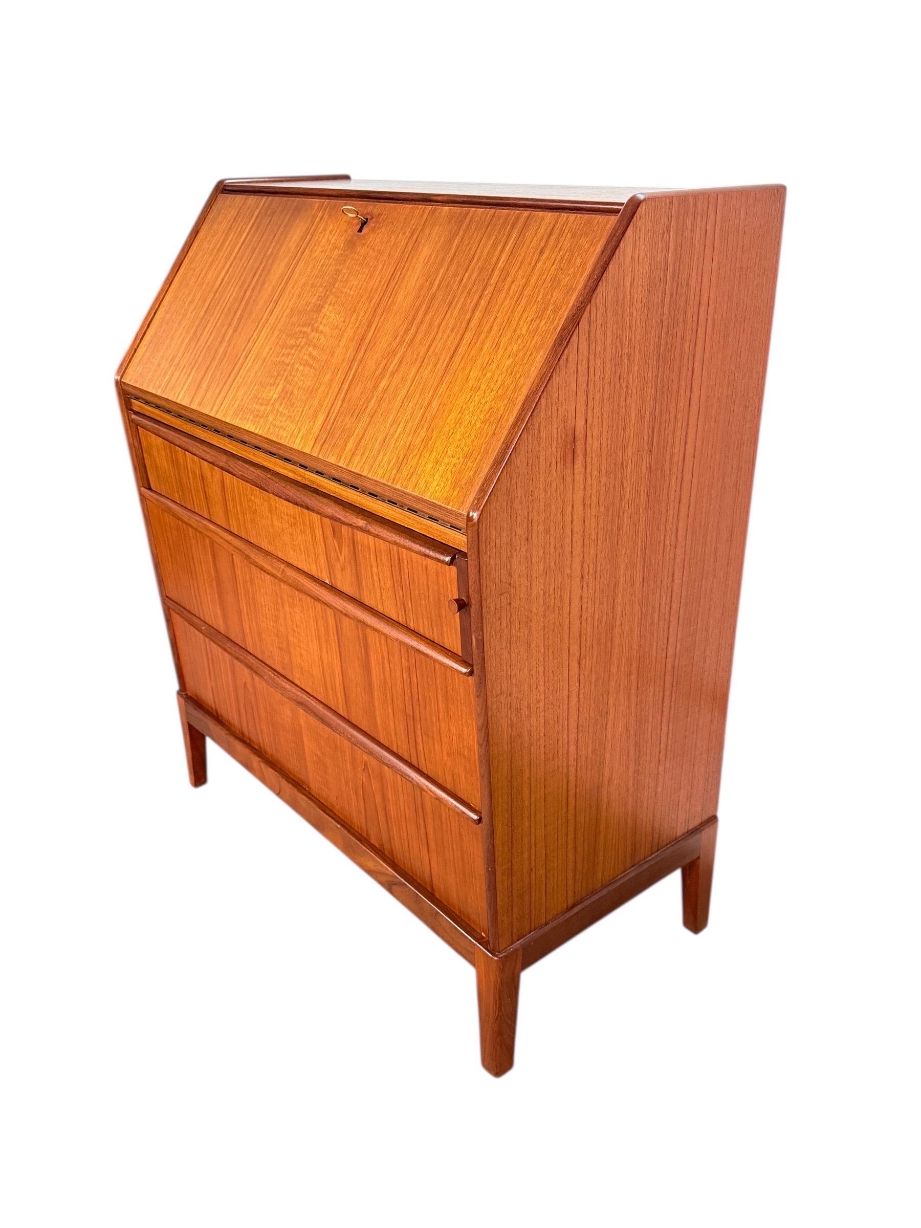 Mid-Century moderno Scrivania danese di metà secolo in teak in vendita