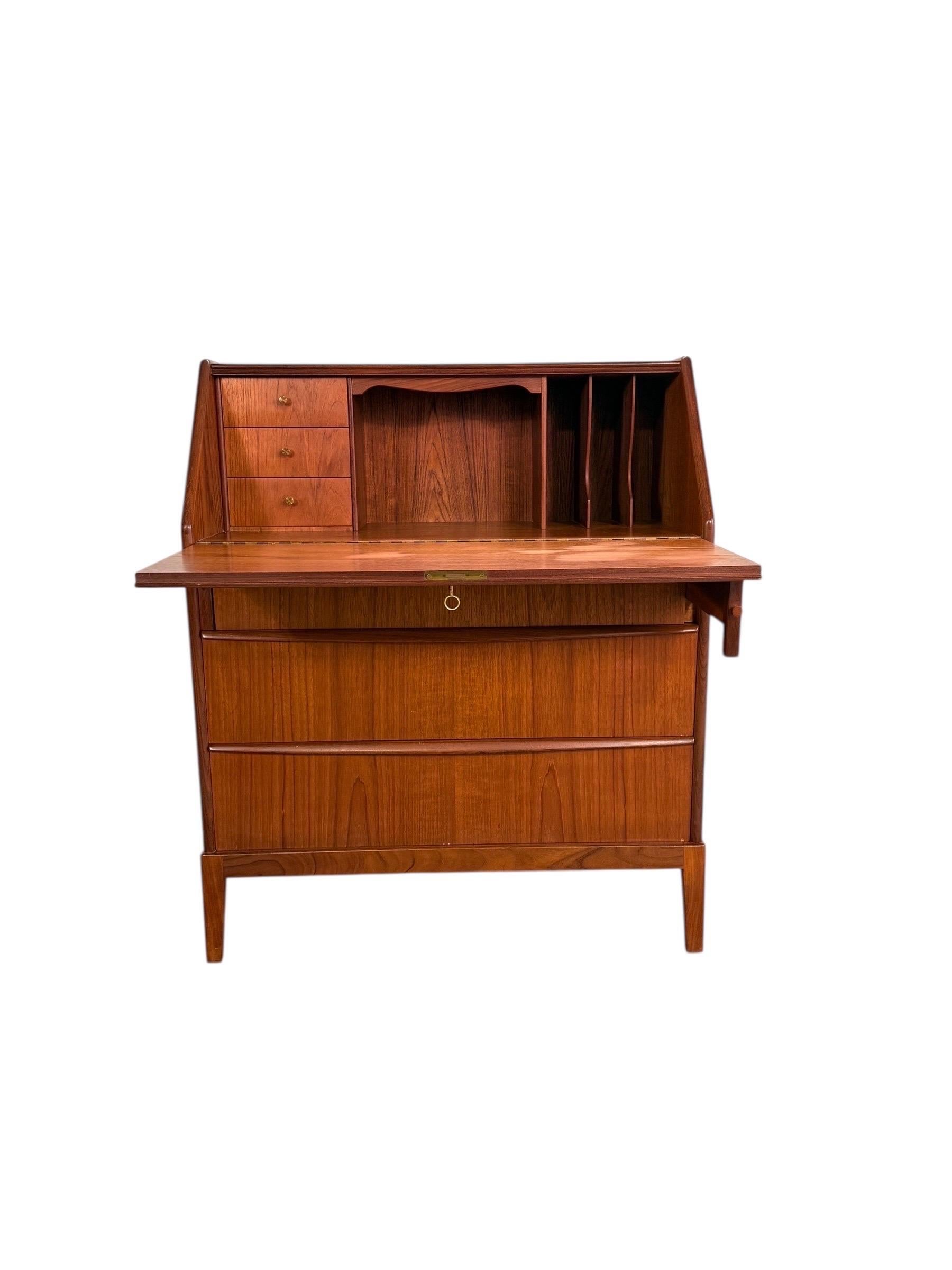 Danese Scrivania danese di metà secolo in teak in vendita