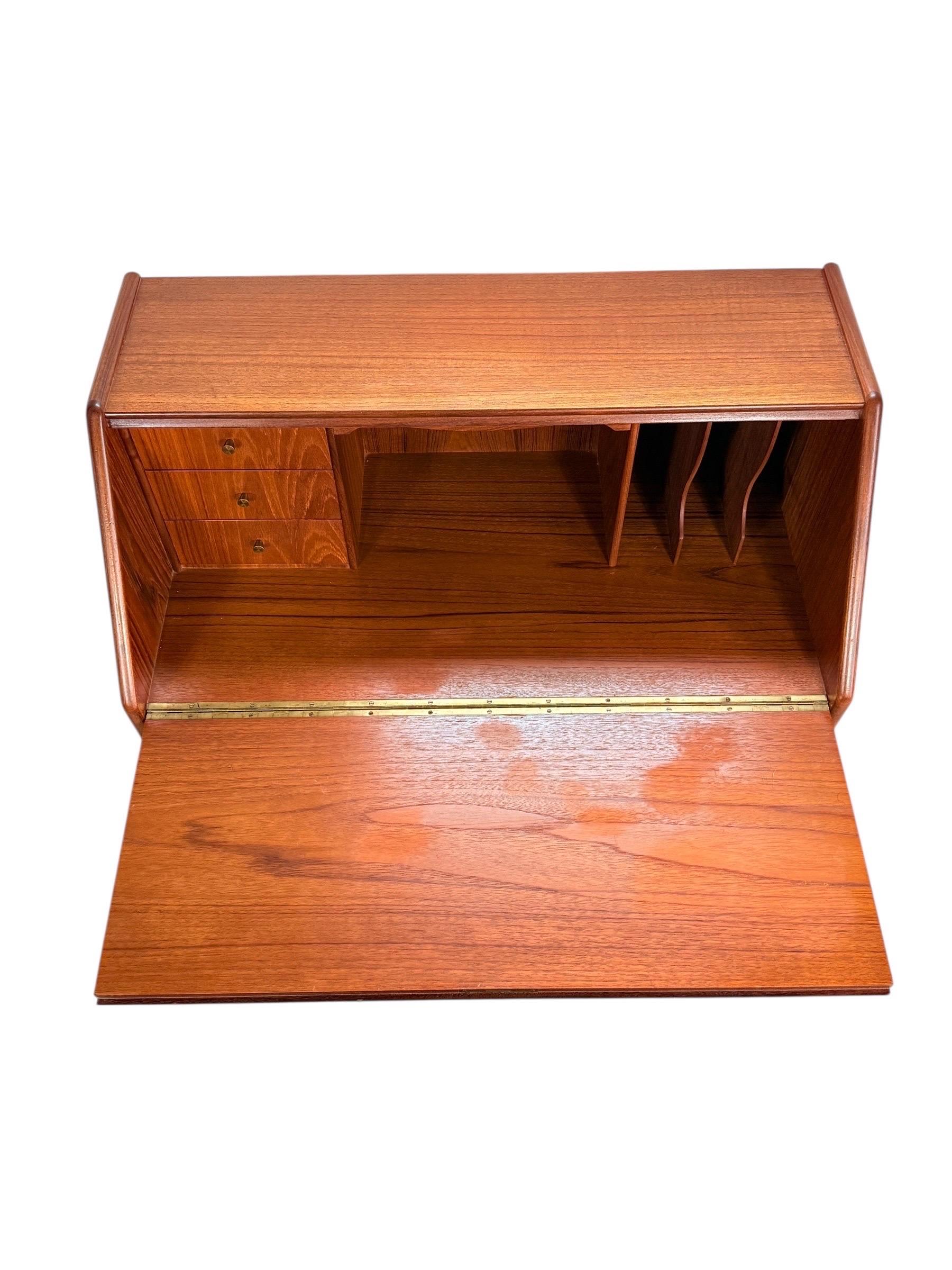 Teak Scrivania danese di metà secolo in teak in vendita