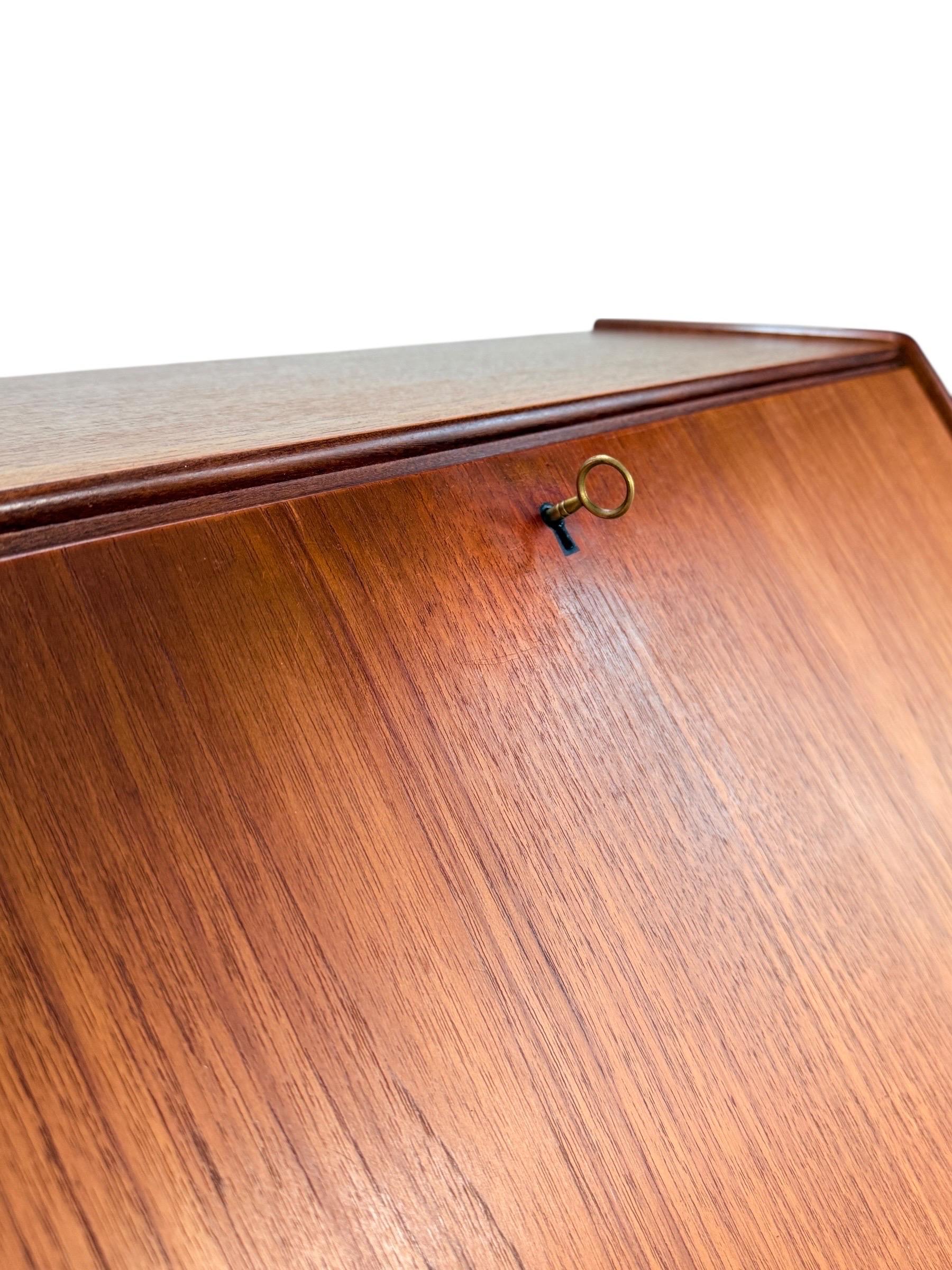 Scrivania danese di metà secolo in teak in vendita 1