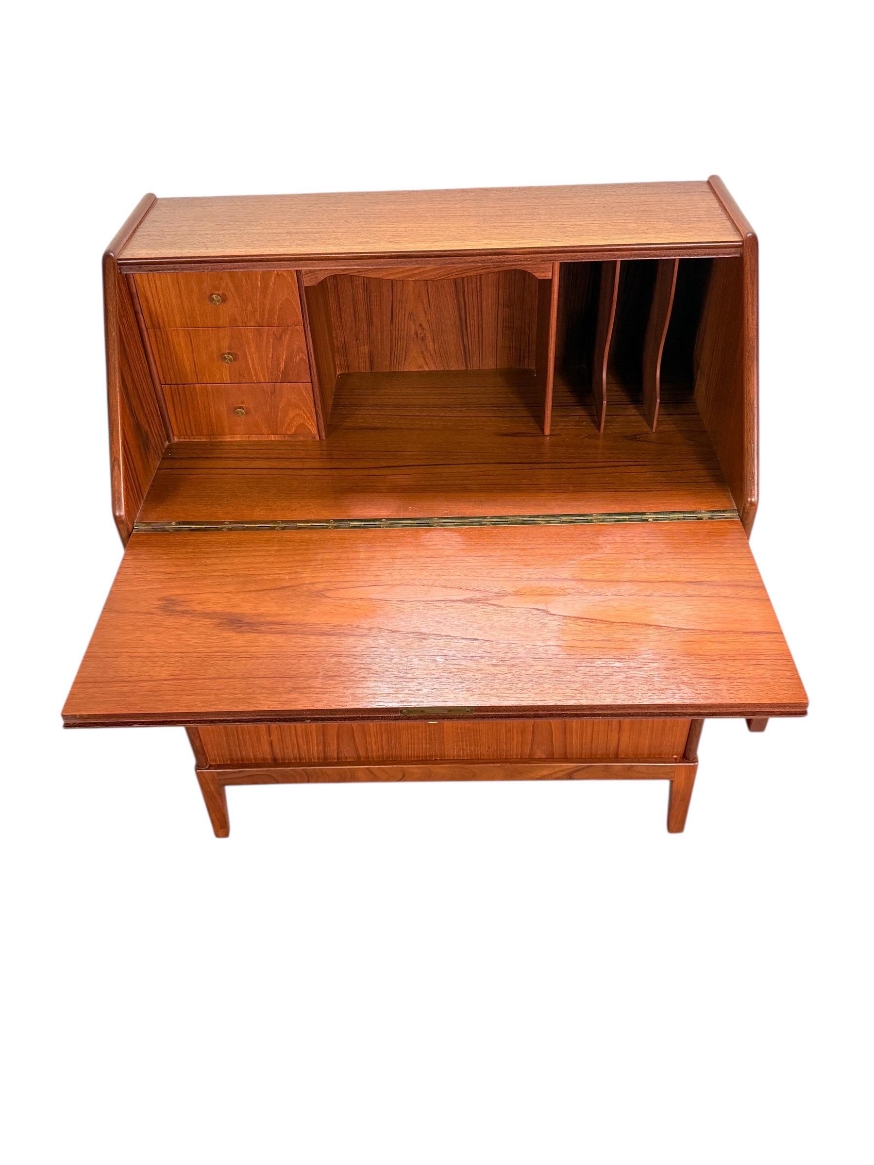 Scrivania danese di metà secolo in teak in vendita 2