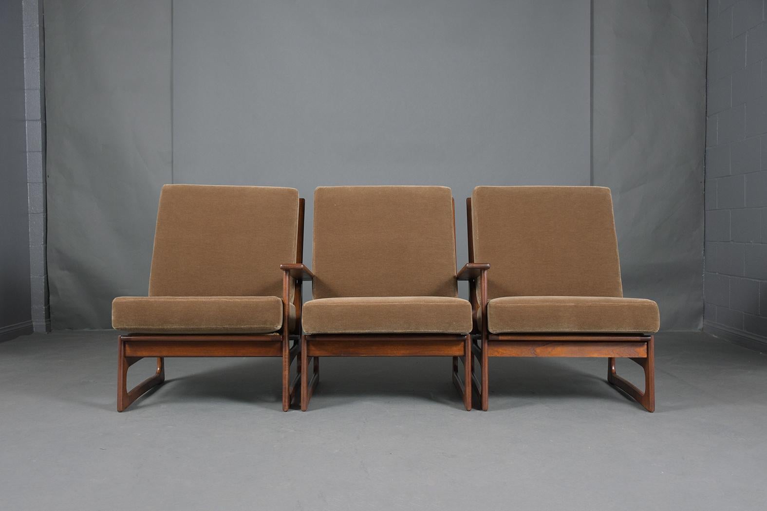 Tauchen Sie ein in die klassische Schönheit unseres Mid-Century Danish Sofa, ein meisterhaft handgefertigtes Stück aus den 1960er Jahren. Dieses aus hochwertigem Teakholz gefertigte Sofa befindet sich in einem ausgezeichneten Zustand und wurde von