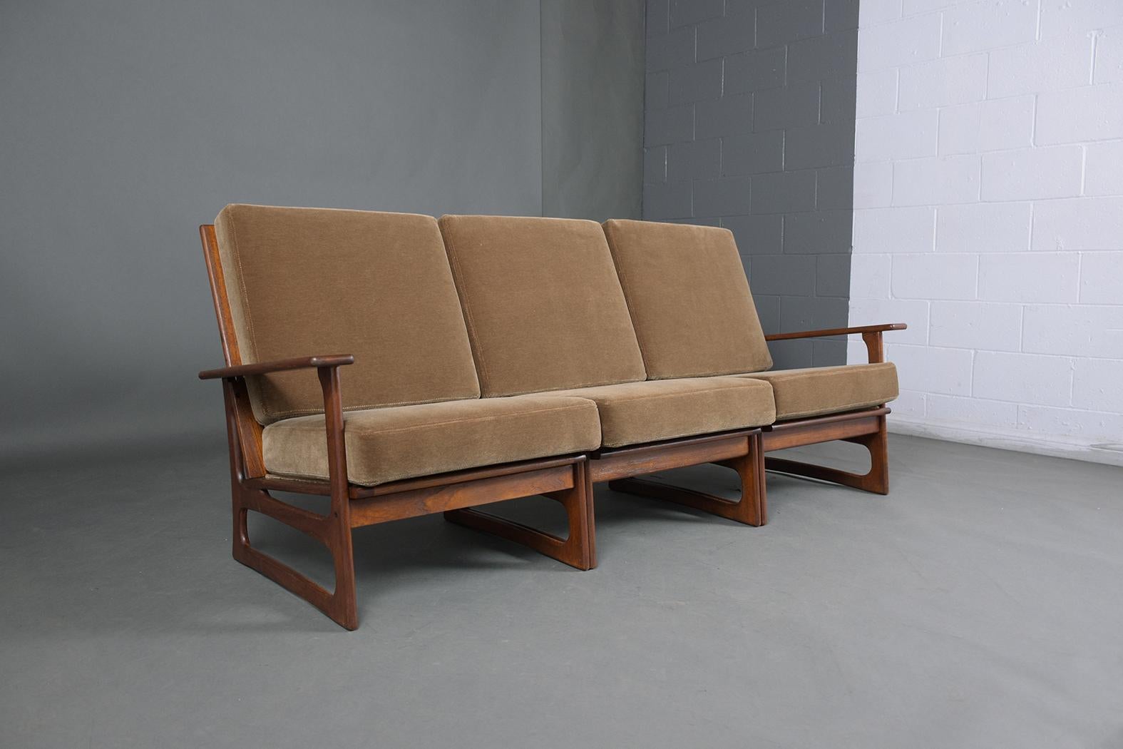 Dänisches Teakholzsofa aus den 1960er Jahren mit Mohair-Stoff - Elegance aus der Jahrhundertmitte (Amsterdamer Schule) im Angebot