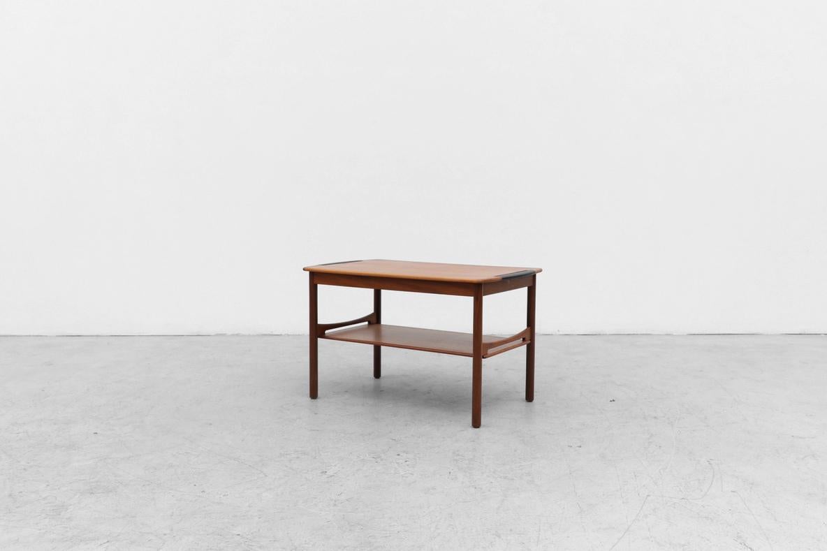 Mid-Century Modern Table de service danoise du milieu du siècle dernier, en teck, avec poignées enveloppées en vente