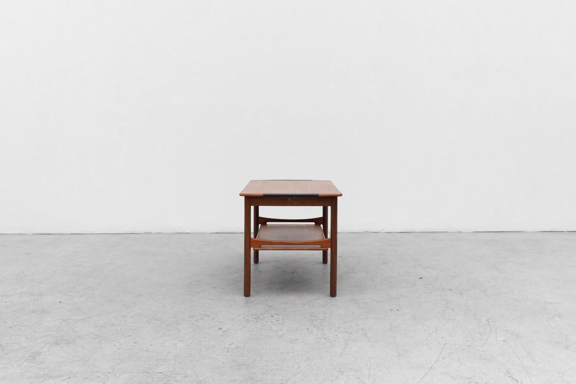 Table de service danoise du milieu du siècle dernier, en teck, avec poignées enveloppées Bon état - En vente à Los Angeles, CA