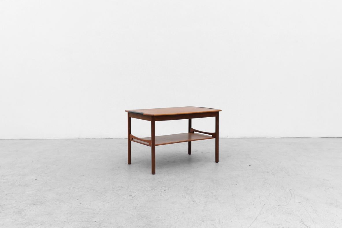 20ième siècle Table de service danoise du milieu du siècle dernier, en teck, avec poignées enveloppées en vente
