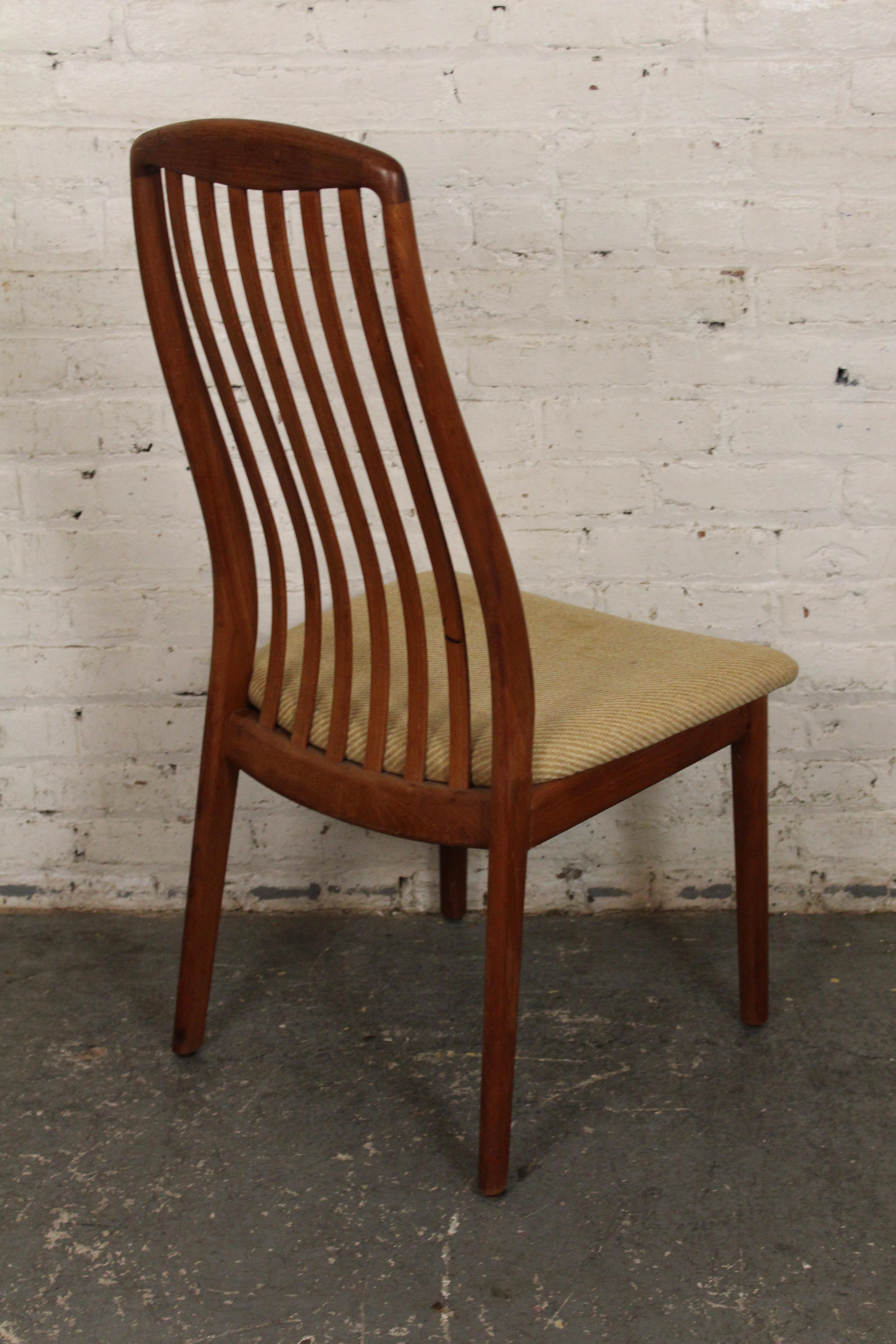 Silla auxiliar danesa de teca de mediados de siglo de Preben Schou Andersen Tallado en venta