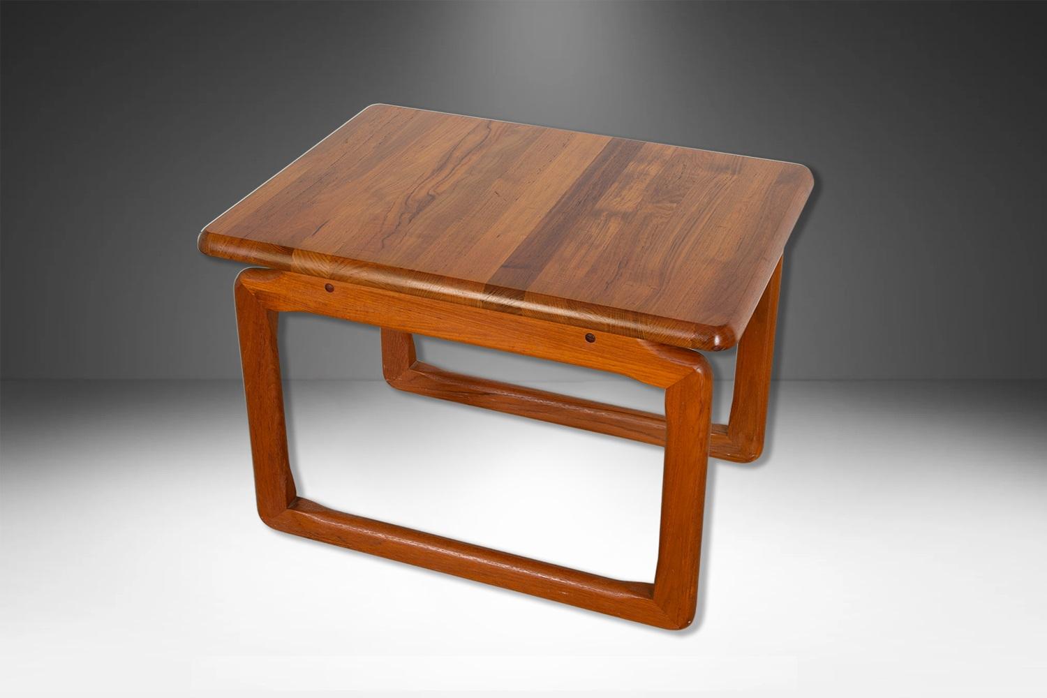 Ein schöner Beistelltisch aus Teakholz von Tarm Stole Mobelfabrik  A/S. Mit einem atemberaubenden, charakteristischen skulpturalen Design und einer schönen Teakholzmaserung.  Stark und robust, zeigt echte handwerkliche Qualität.  Herstellerlabel auf