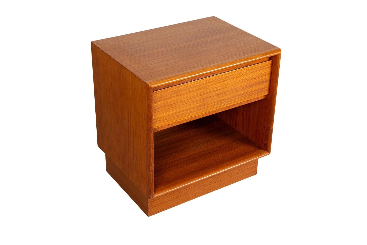 A beautiful Scandinavian Modernist, teak Danish table/ nightstand by Danflex Systems made in Denmark, circa 1970’s, elegant design with clean straight lines making it a sleek, minimalist piece with functionality, iconic Scandinavian classic look,