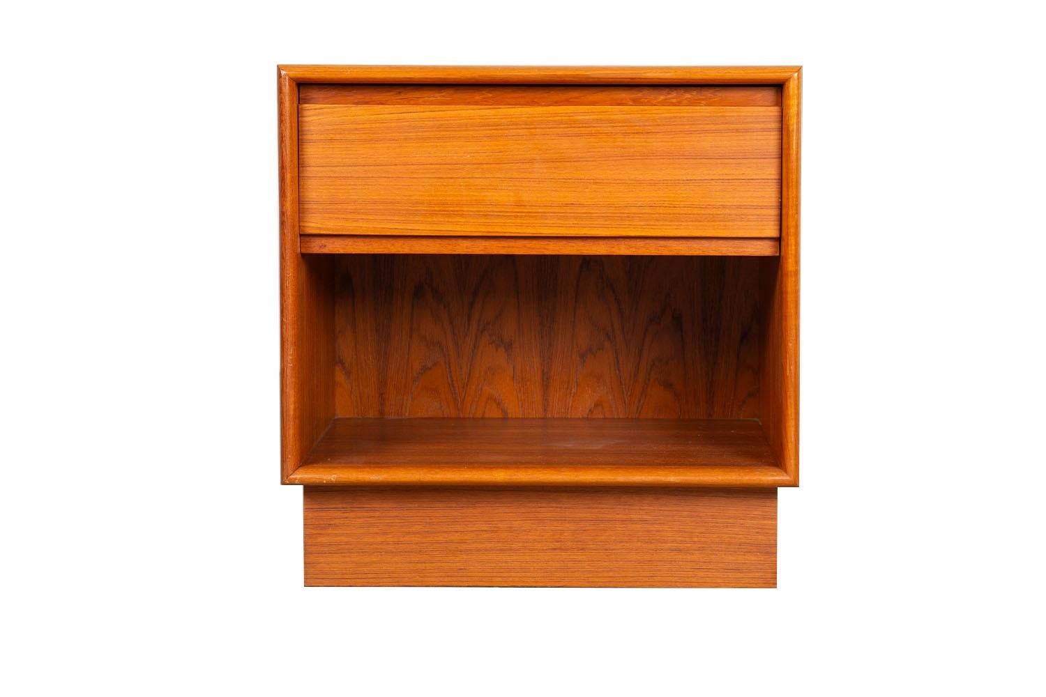 Scandinave moderne Mid-Century Danish Teak Side Table Nightstand en vente