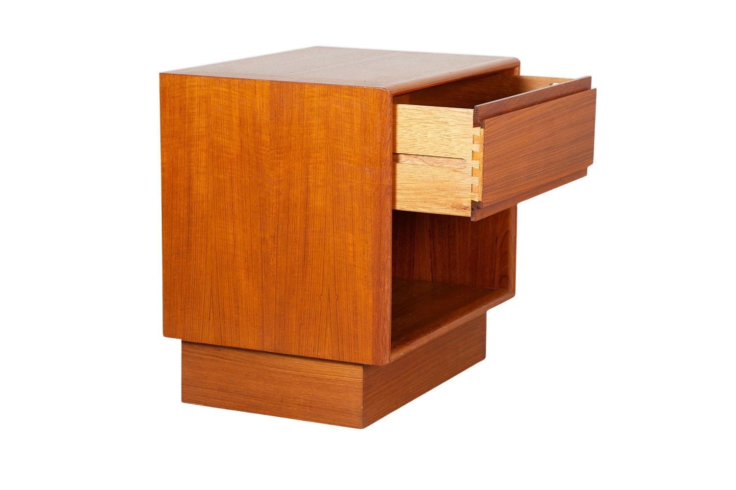 Mid-Century Danish Teak Side Table Nightstand In Fair Condition For Sale In Baltimore, MD