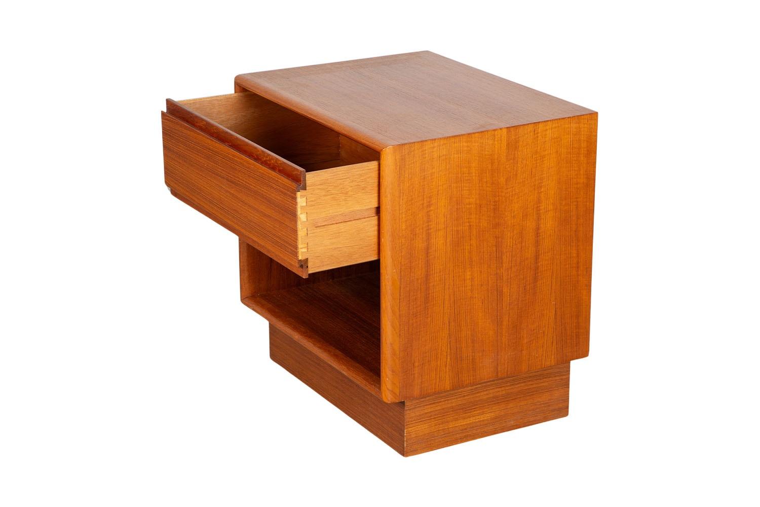 Mid-Century Danish Teak Side Table Nightstand For Sale 1