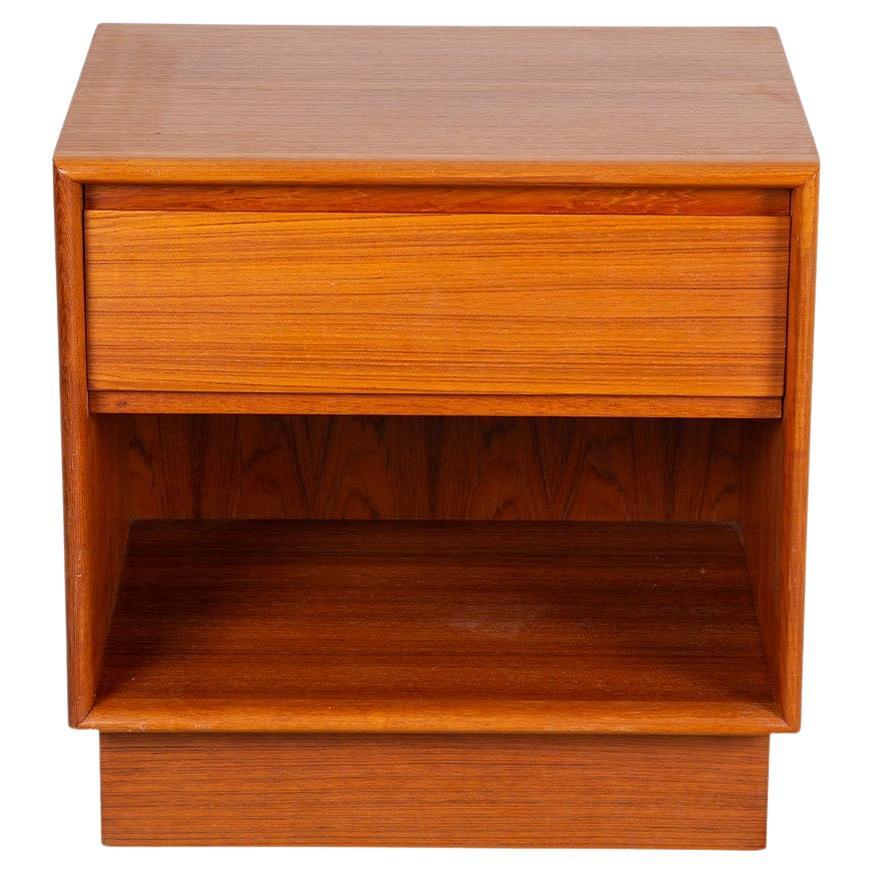 Mid-Century Danish Teak Side Table Nightstand en vente