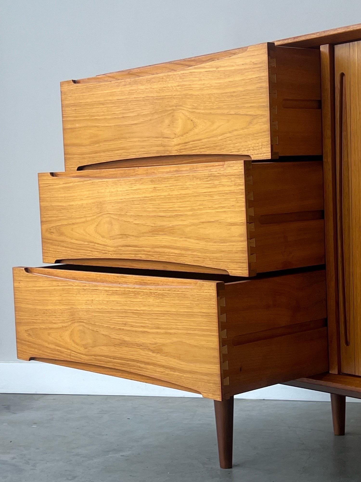Aparador danés de teca de mediados de siglo de Dyrlund Madera en venta