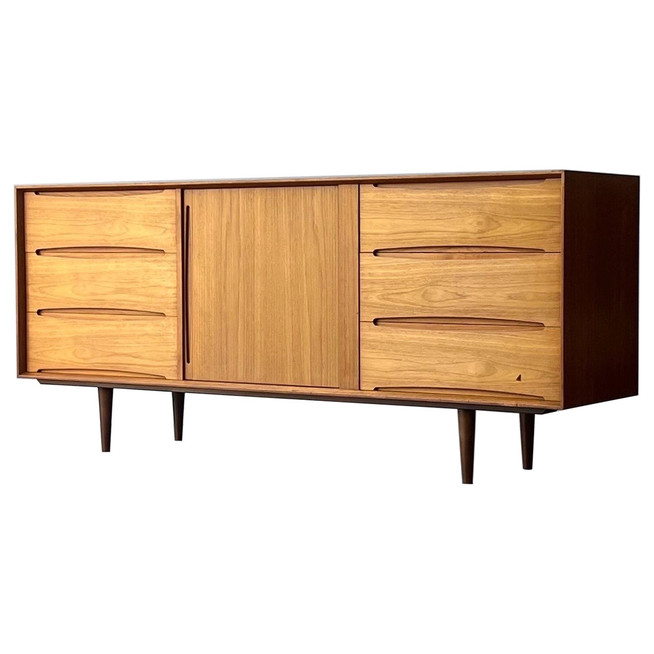 Dänisches Teakholz-Sideboard aus der Jahrhundertmitte von Dyrlund