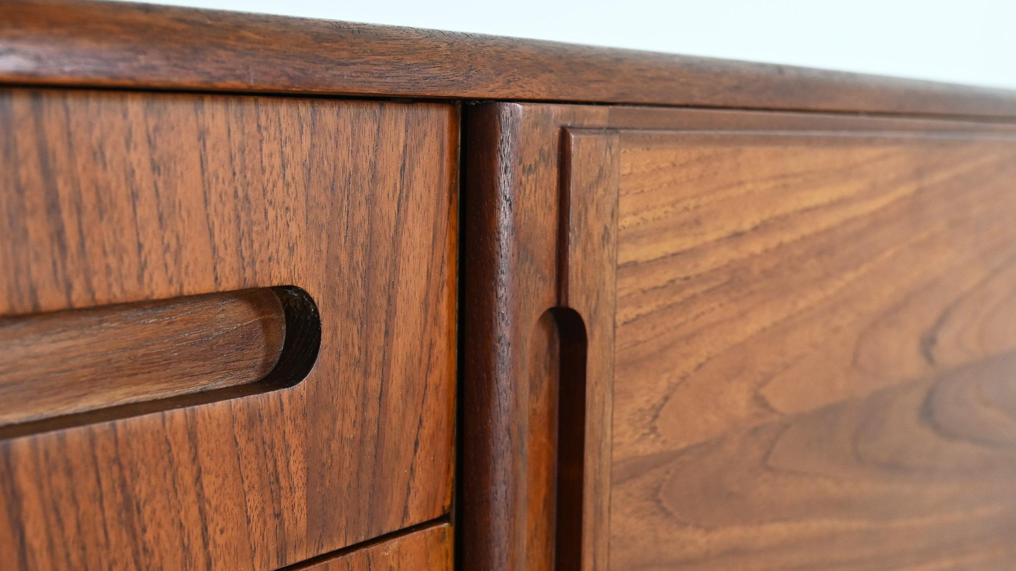Buffet danois en teck du milieu du siècle, c.1960 en vente 5