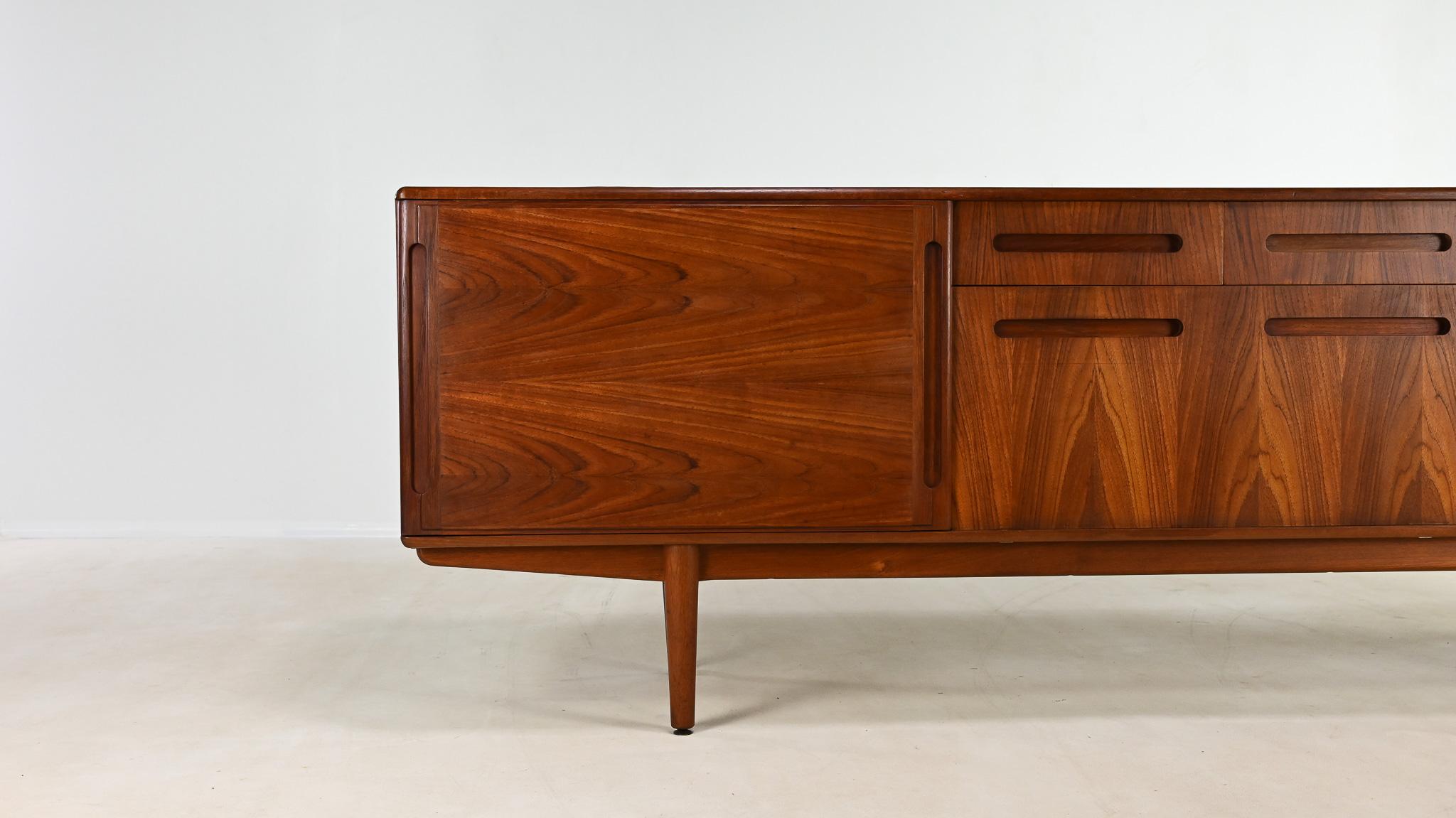 Buffet danois en teck du milieu du siècle, c.1960 en vente 6